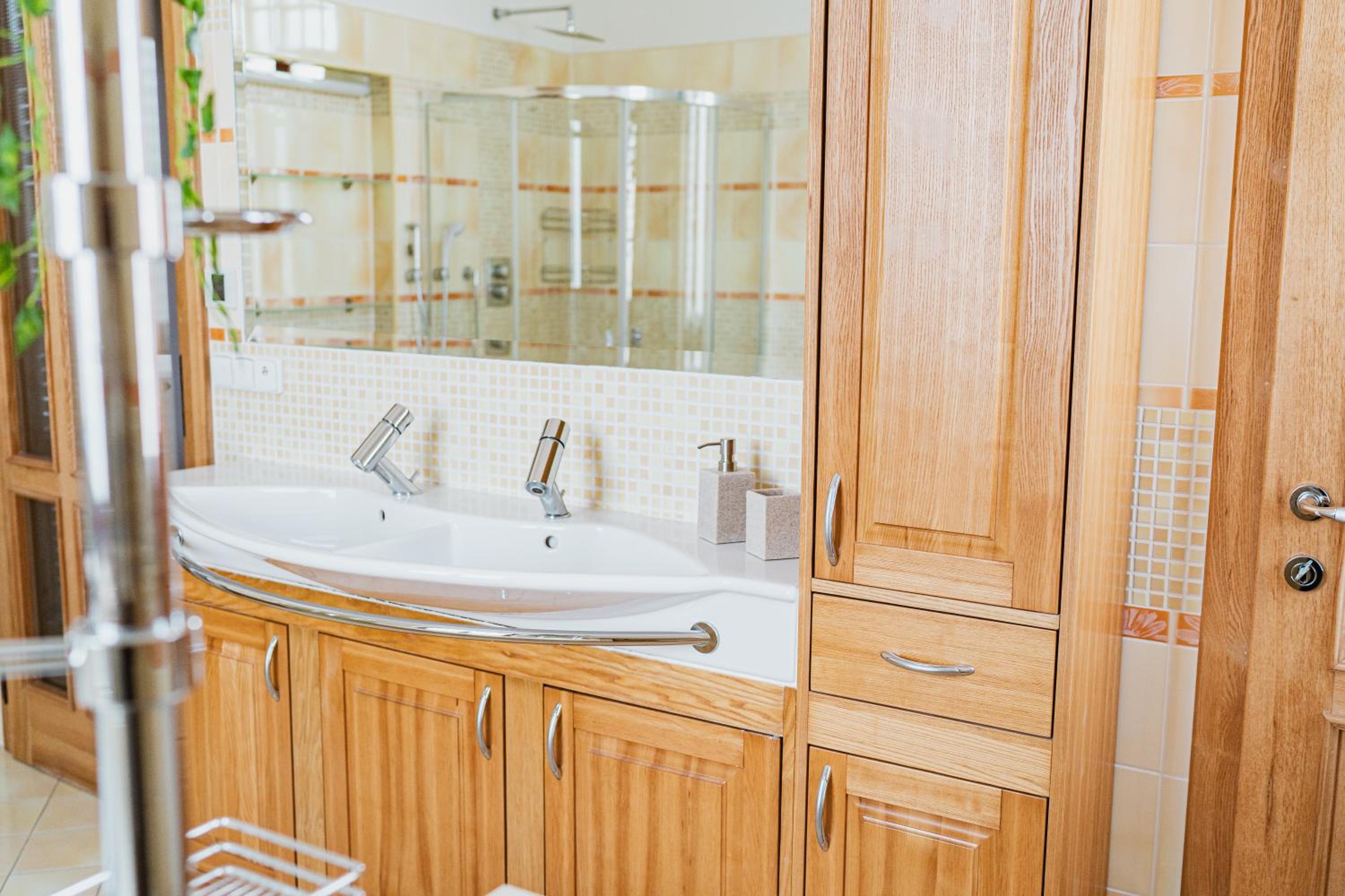 Executive 2-Bdrm central suite