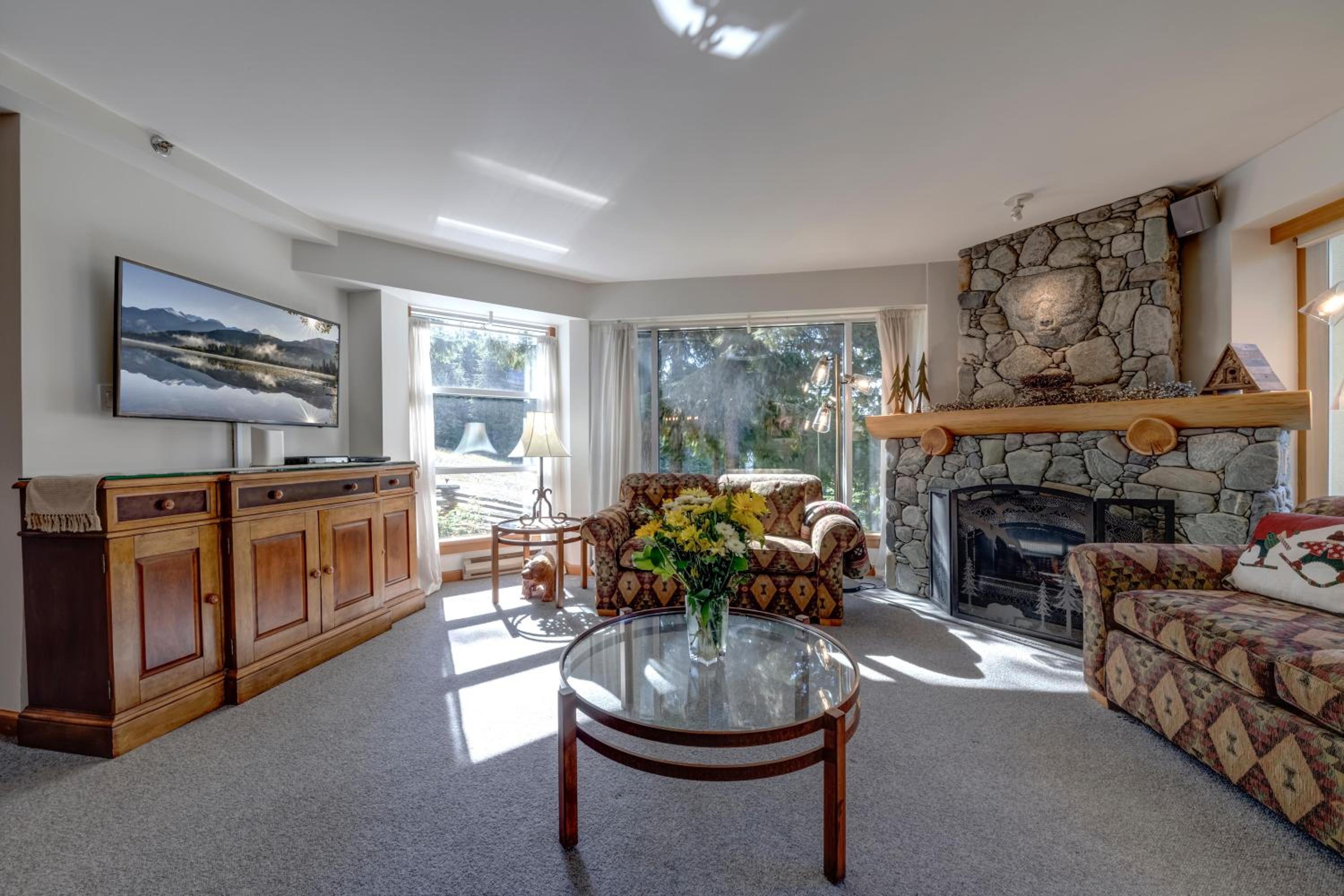Woodrun 208 - Ski In Ski Out, Common Area Hot Tub & Pool, Fireplace
