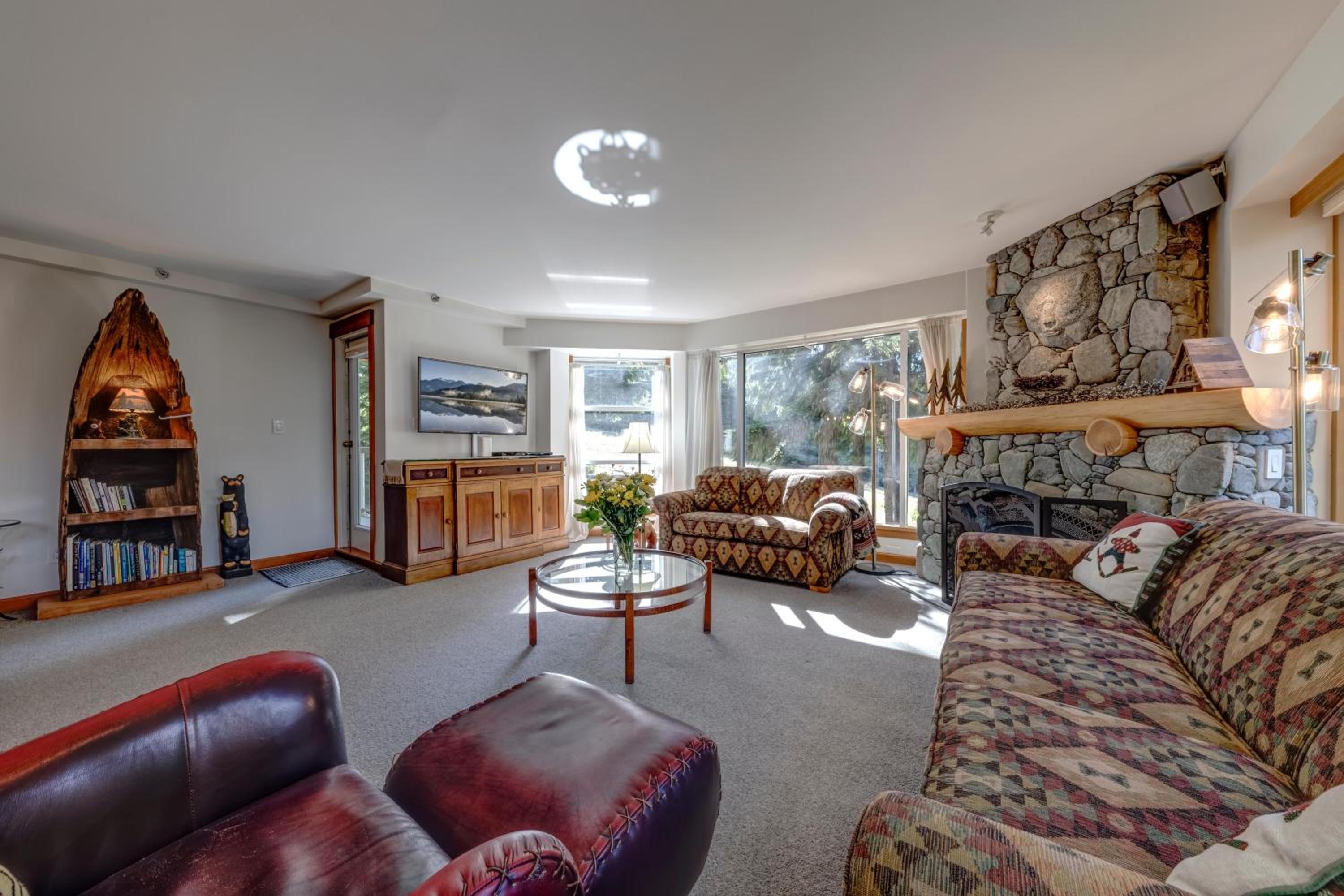 Woodrun 208 - Ski In Ski Out, Common Area Hot Tub & Pool, Fireplace