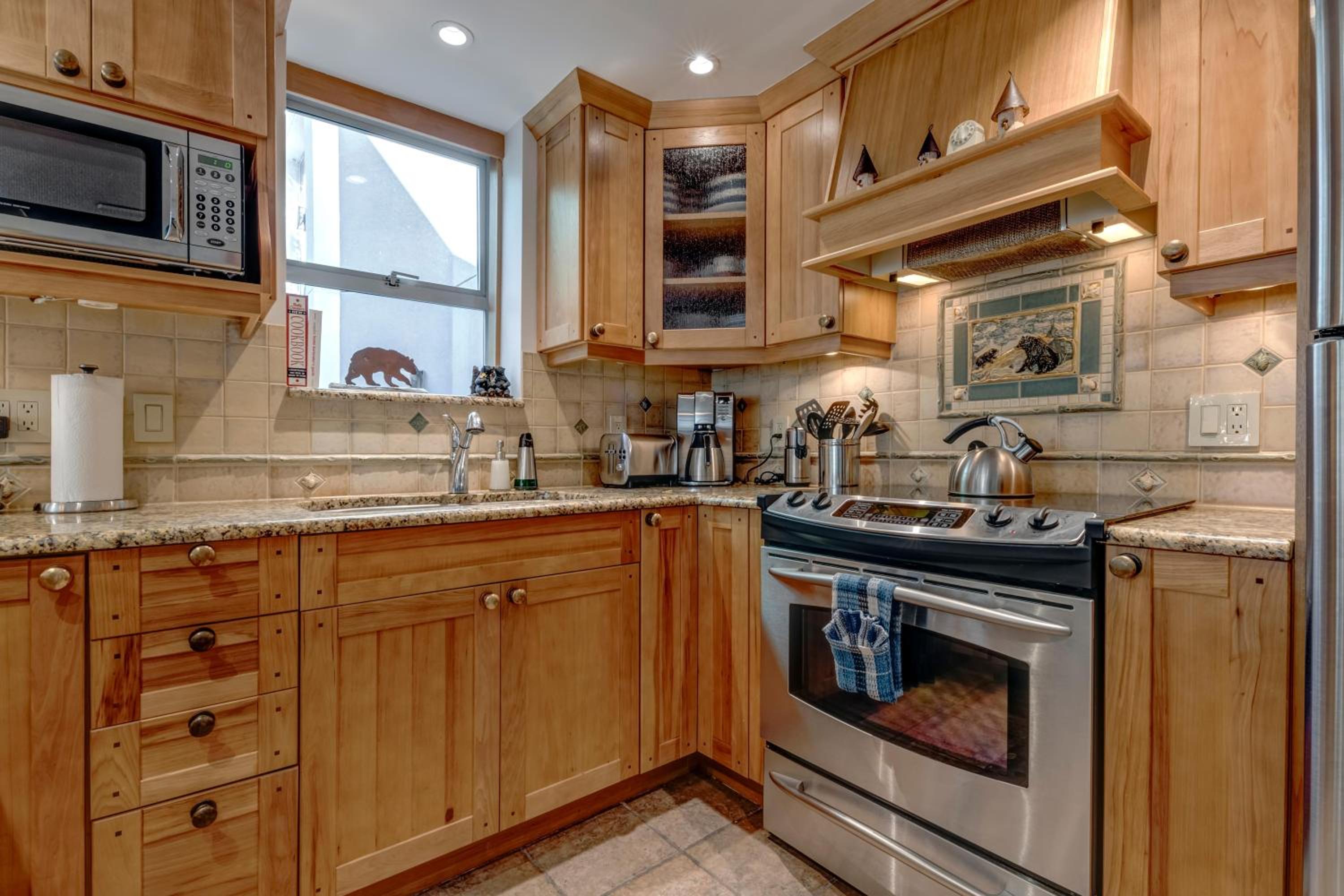 Woodrun 208 - Ski In Ski Out, Common Area Hot Tub & Pool, Fireplace