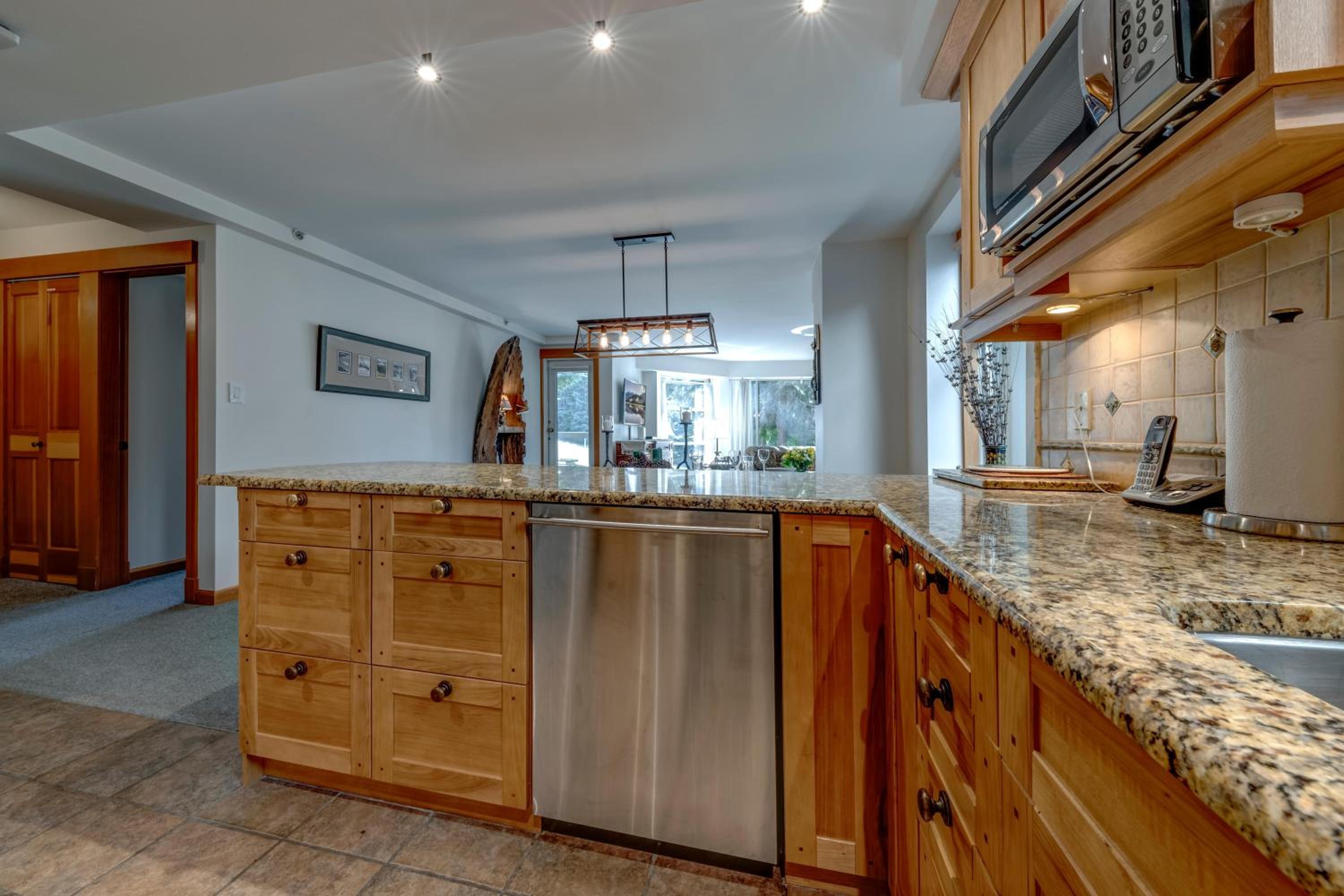 Woodrun 208 - Ski In Ski Out, Common Area Hot Tub & Pool, Fireplace