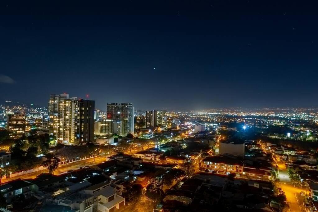 Rooftop - 18th Floor Apt City View