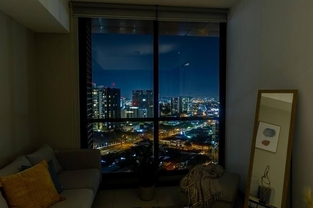 Rooftop - 18th Floor Apt City View