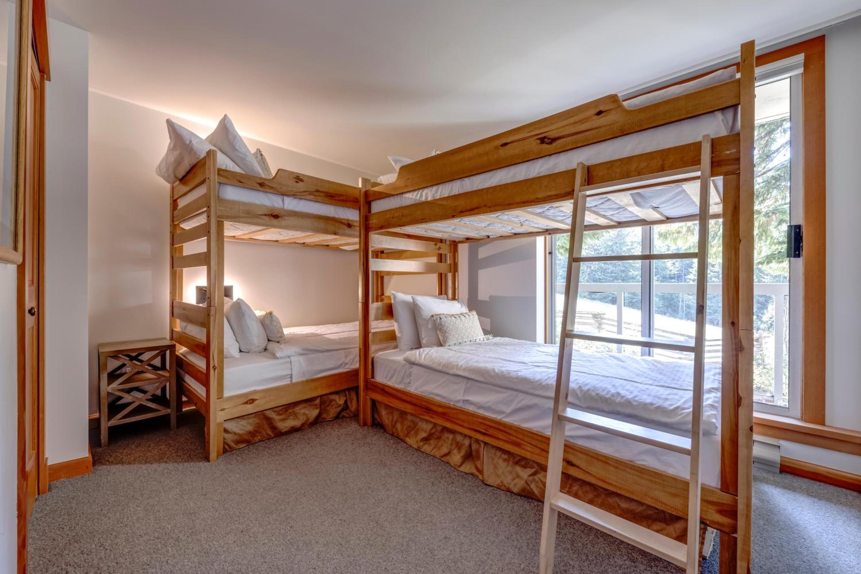 Woodrun 208 - Ski In Ski Out, Common Area Hot Tub & Pool, Fireplace