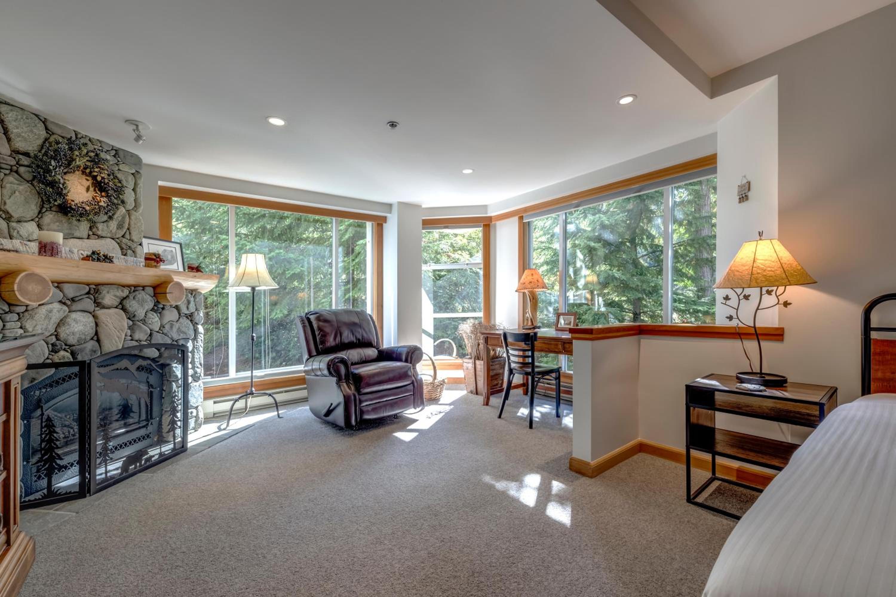 Woodrun 208 - Ski In Ski Out, Common Area Hot Tub & Pool, Fireplace