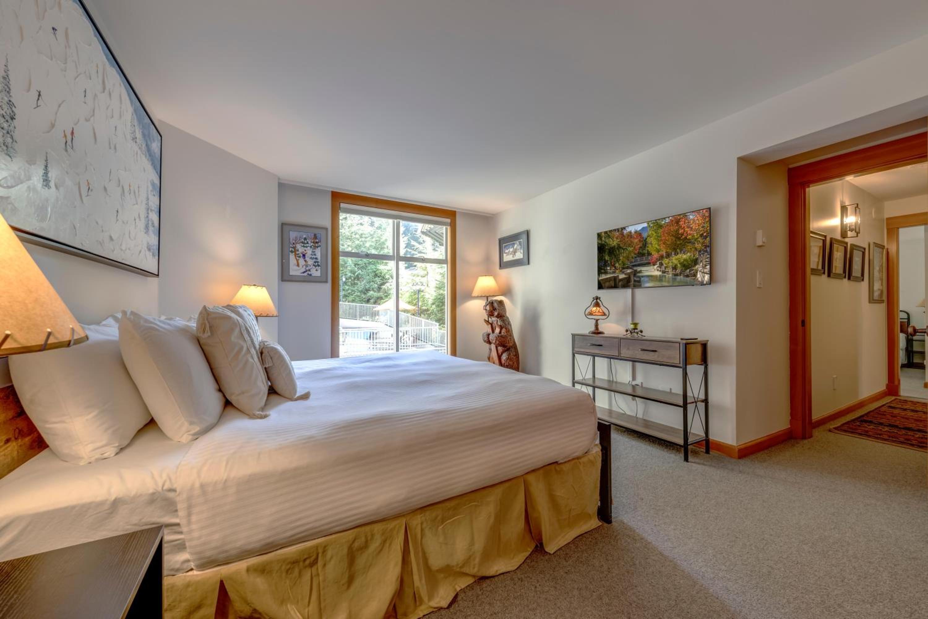 Woodrun 208 - Ski In Ski Out, Common Area Hot Tub & Pool, Fireplace