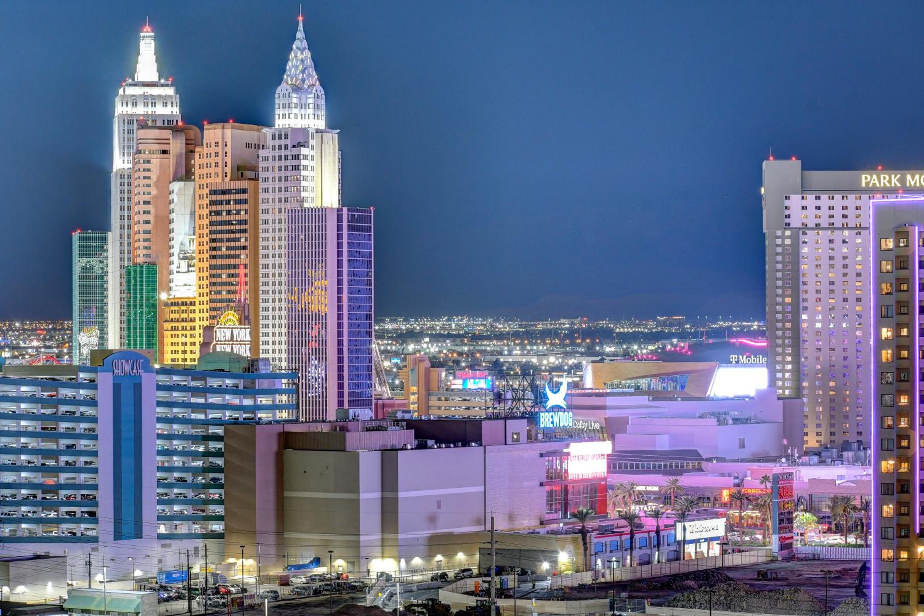 Lucky Gem Penthouse & Luxury Suites at MGM Signature Resort, Balcony Strip View 1607