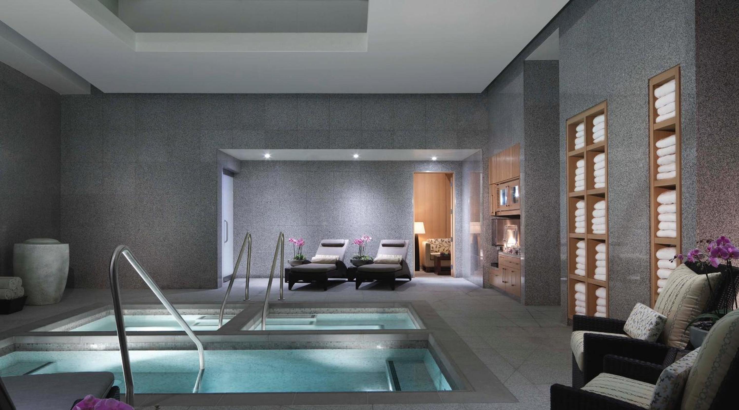 Lucky Gem Penthouse & Luxury Suites at MGM Signature Resort, Balcony Strip View 1607