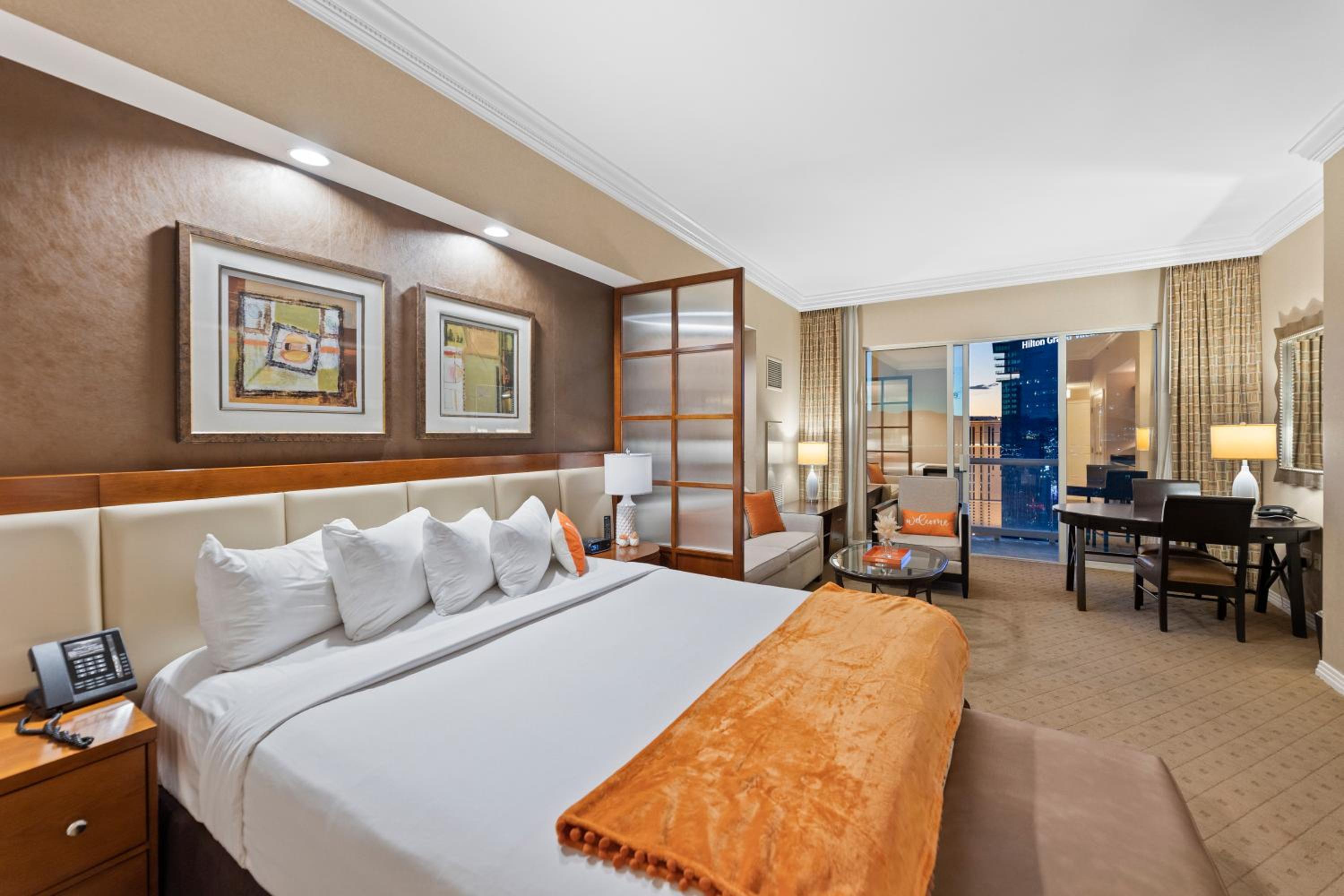 Lucky Gem Penthouse & Luxury Suites at MGM Signature Resort, Balcony Strip View 1607