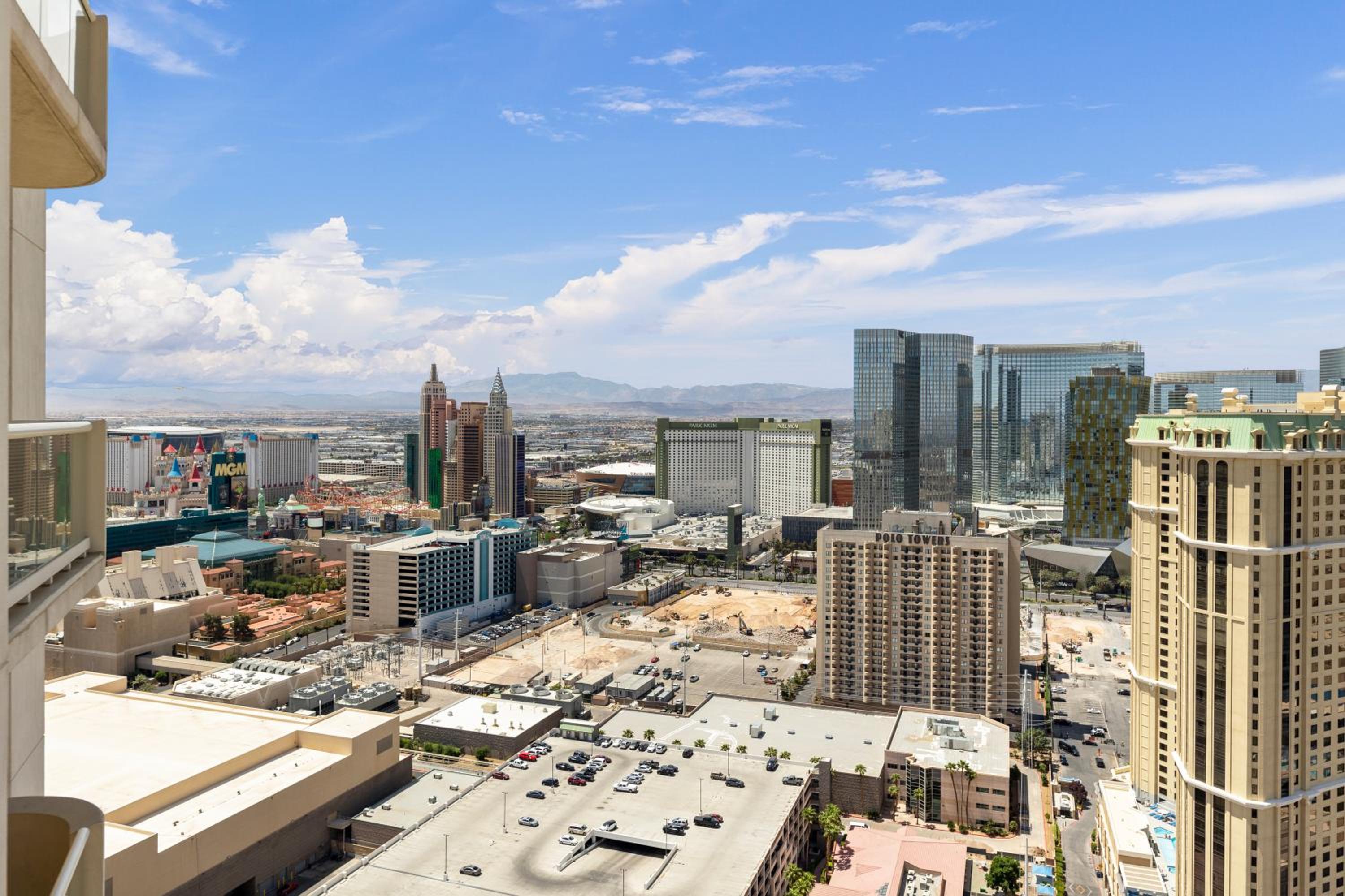 Lucky Gem Penthouse & Luxury Suites at MGM Signature Resort, Balcony Strip View 1607