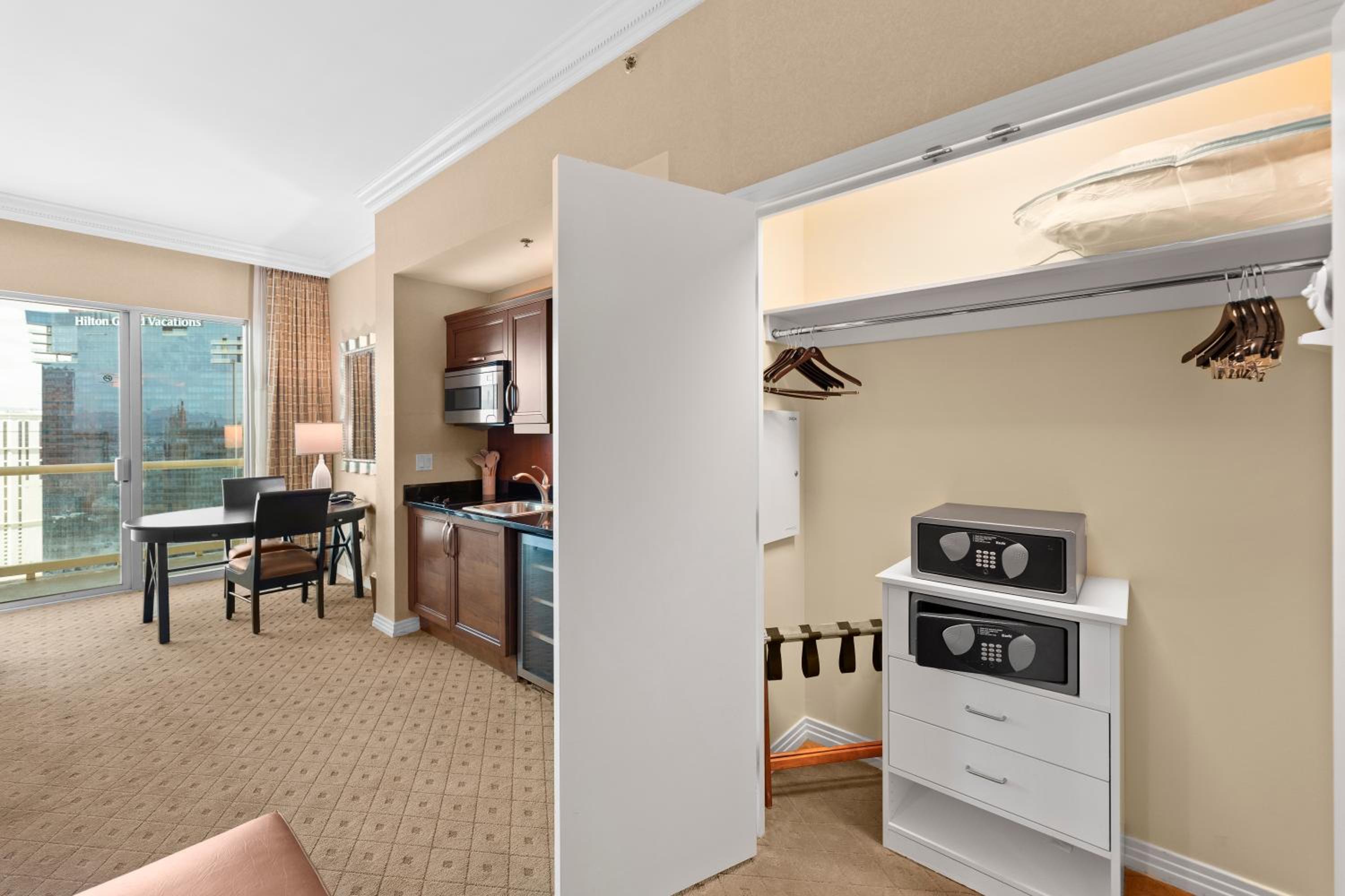 Lucky Gem Penthouse & Luxury Suites at MGM Signature Resort, Balcony Strip View 1607