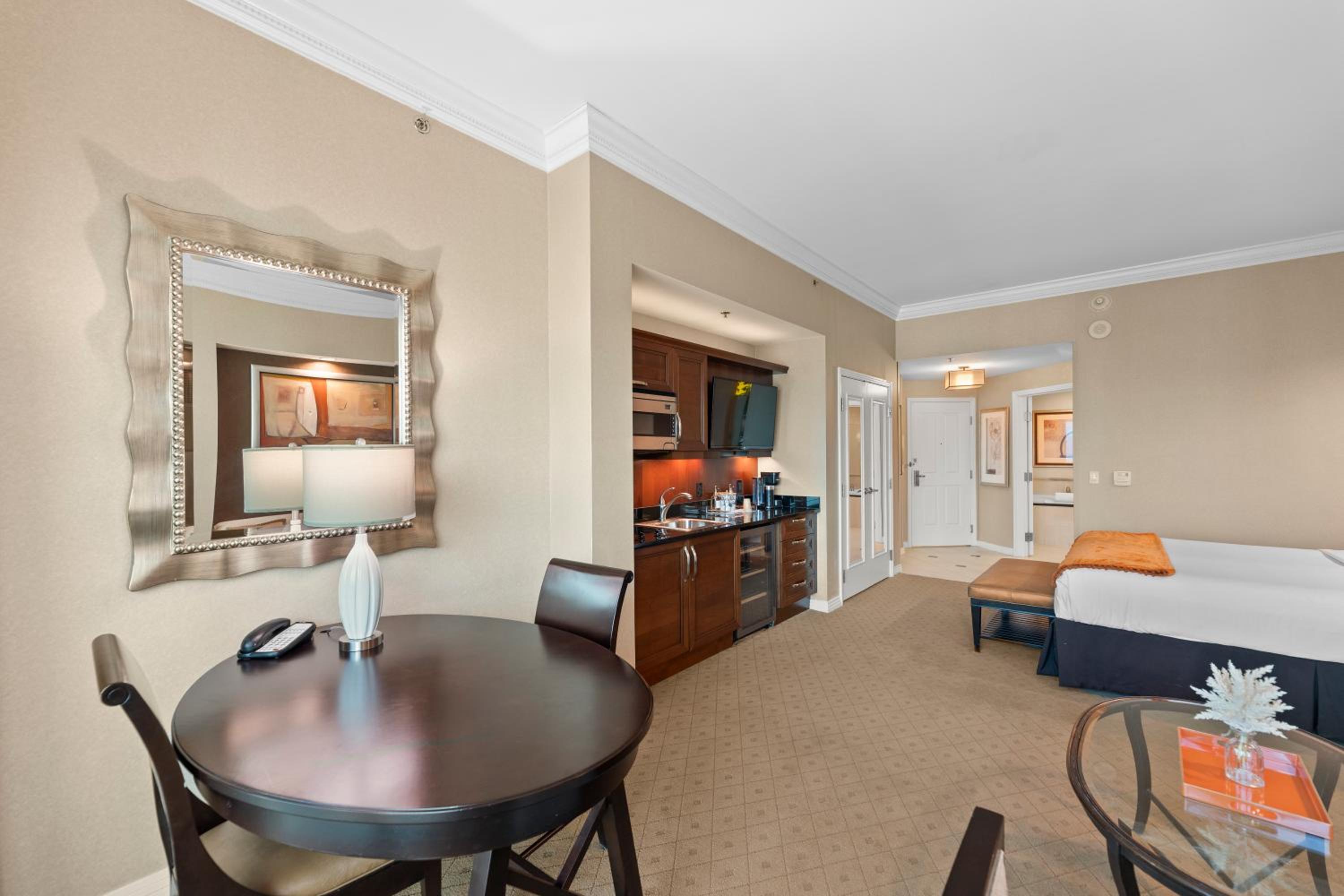 Lucky Gem Penthouse & Luxury Suites at MGM Signature Resort, Balcony Strip View 1607