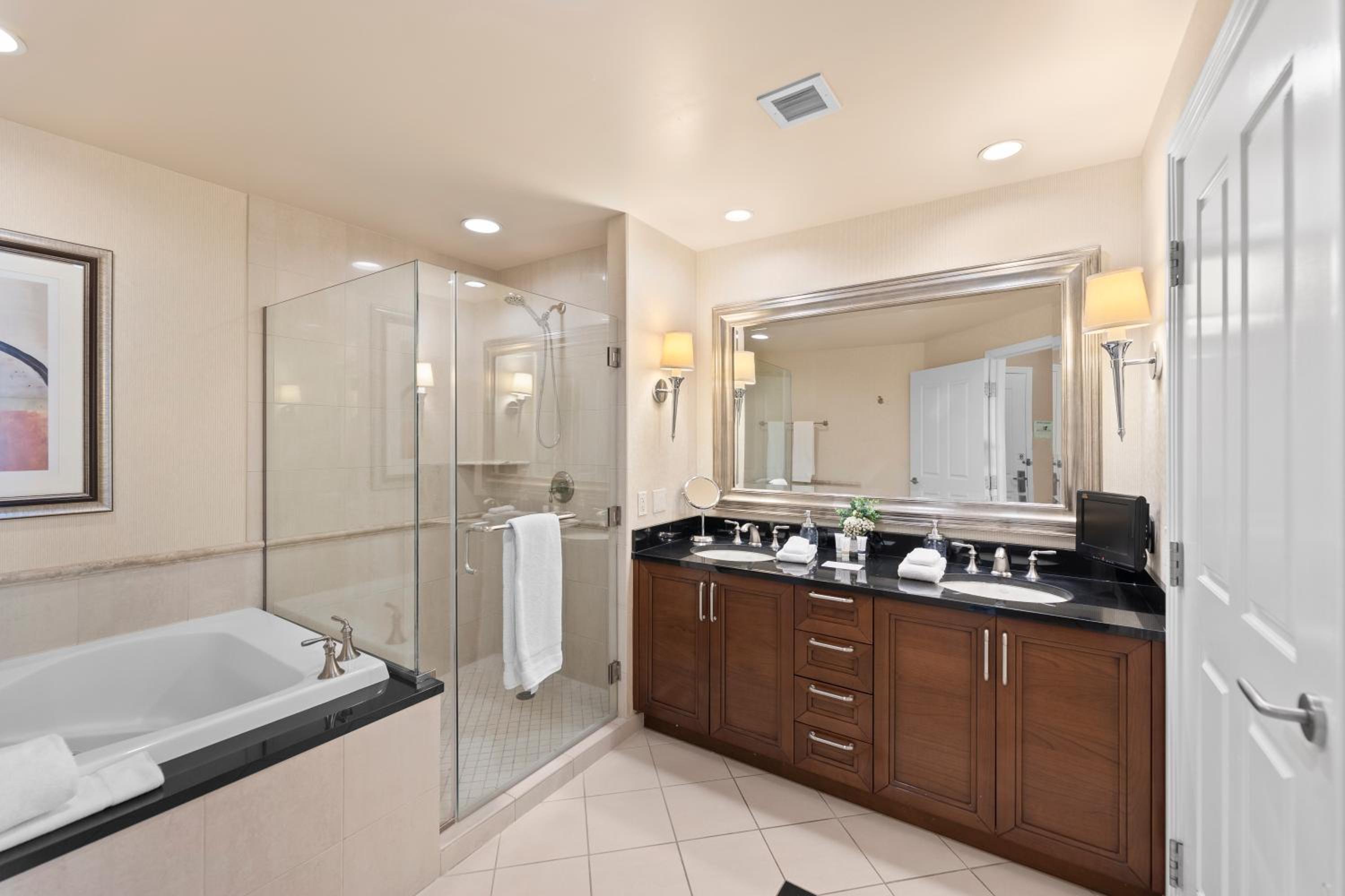 Lucky Gem Penthouse & Luxury Suites at MGM Signature Resort, Balcony Strip View 1607