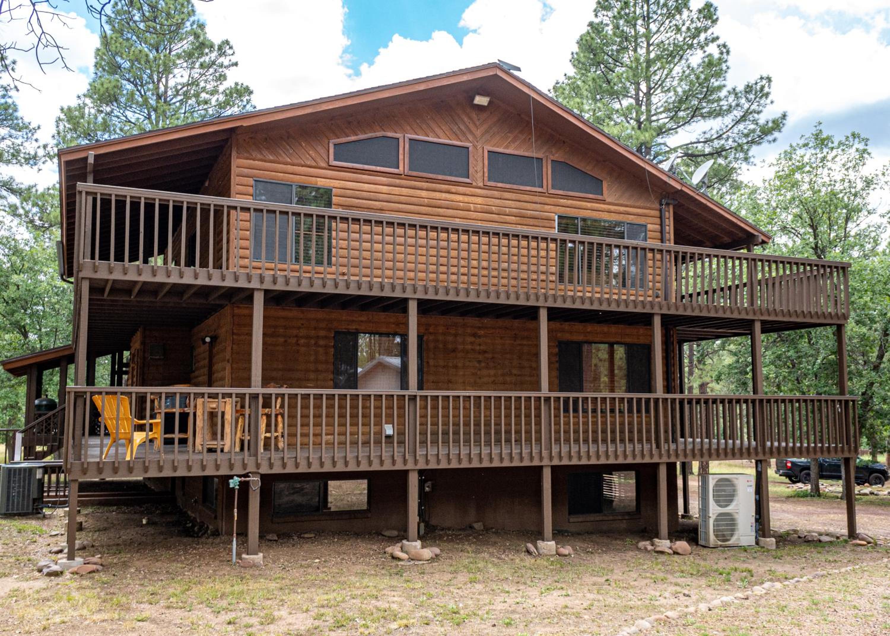 The Lodge Large Cabin, 17 Acres, Playground, Forest Access