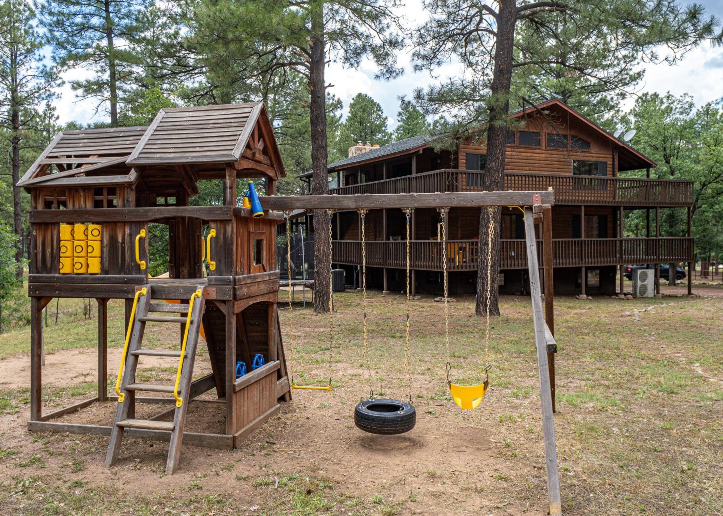 The Lodge Large Cabin, 17 Acres, Playground, Forest Access
