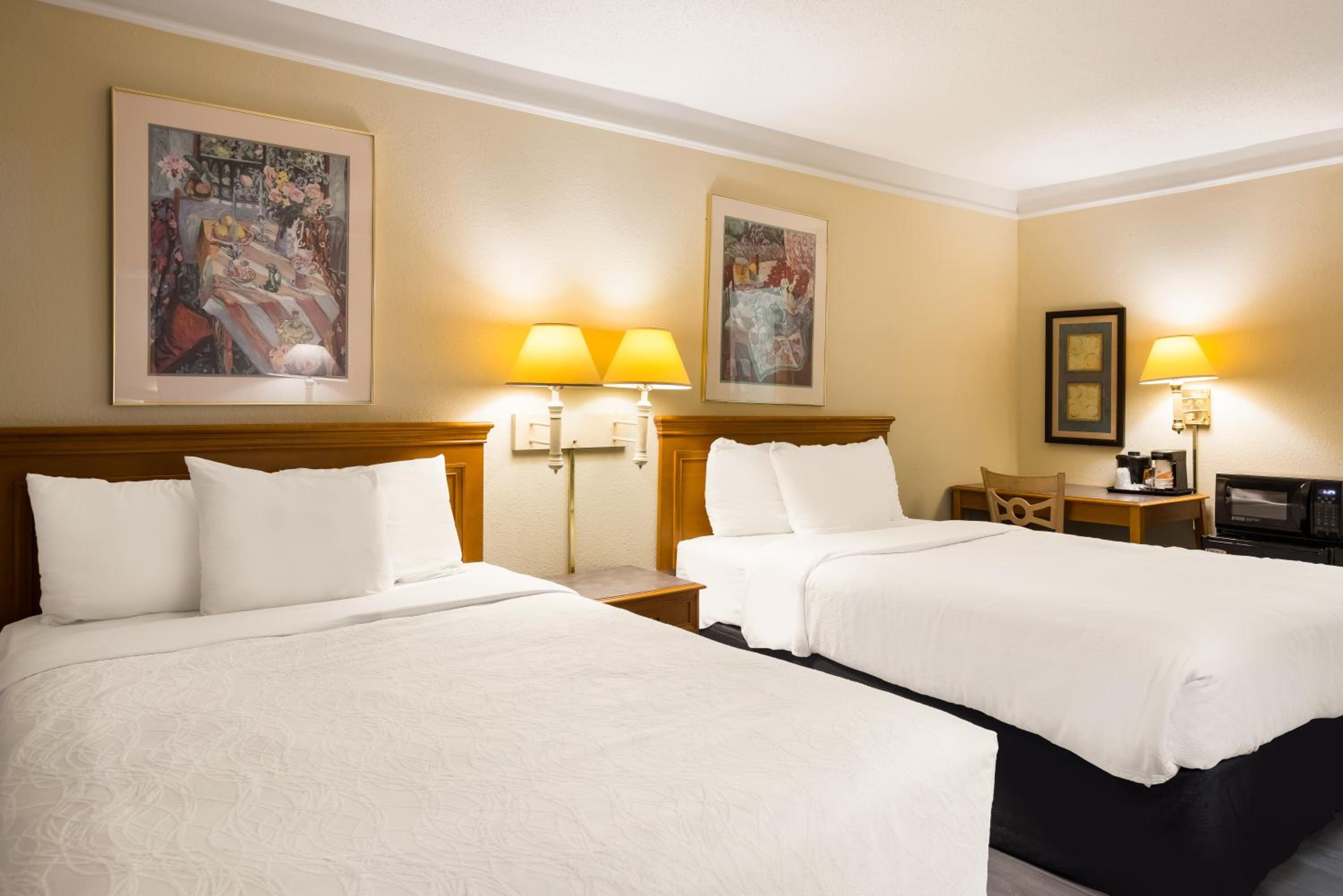 Super 8 by Wyndham Savannah view 4