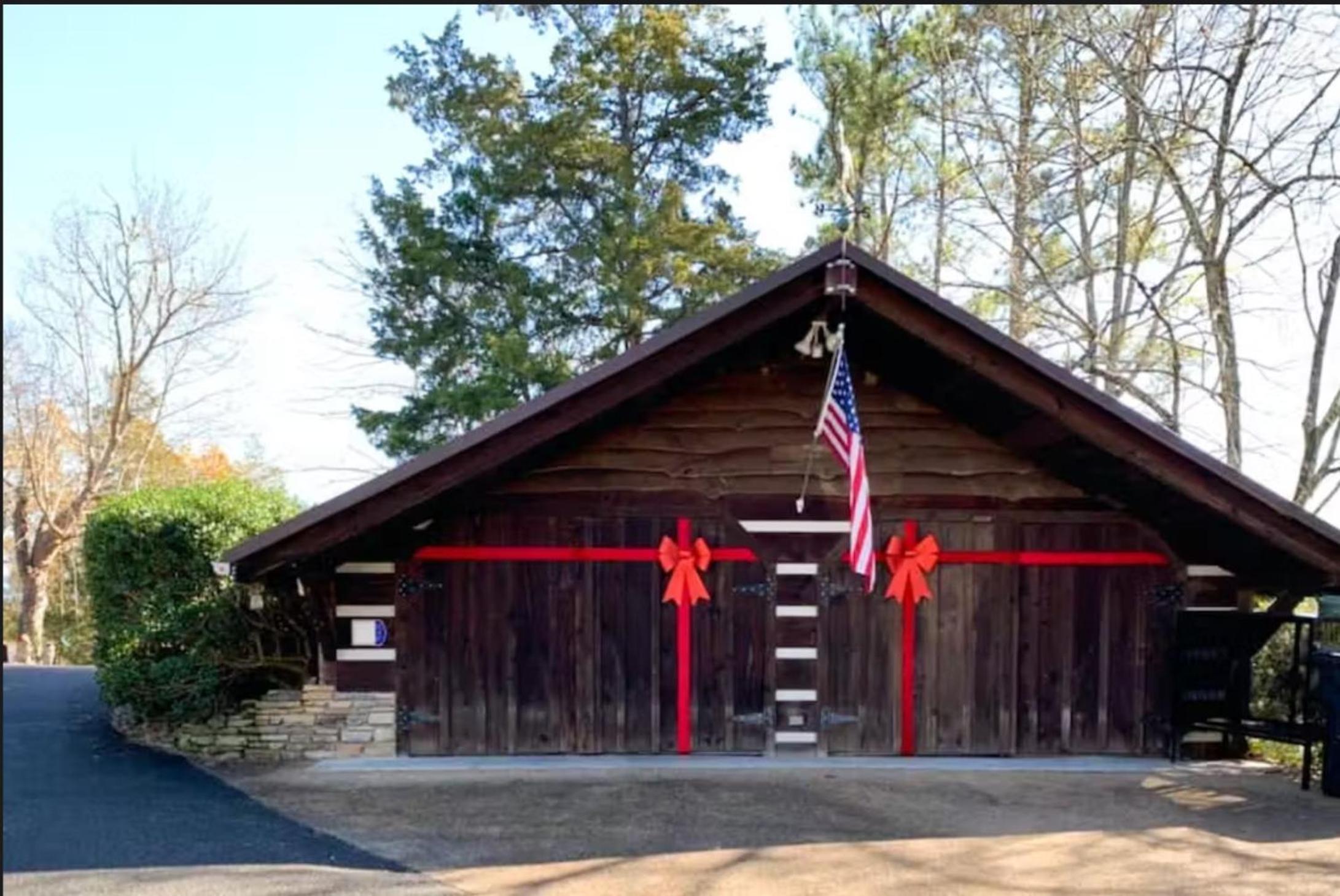 Haleywood, Private 125 acres on Lake Douglas with 2 cabins, Seasonal Pool, Boat Dock, Free Ticket!