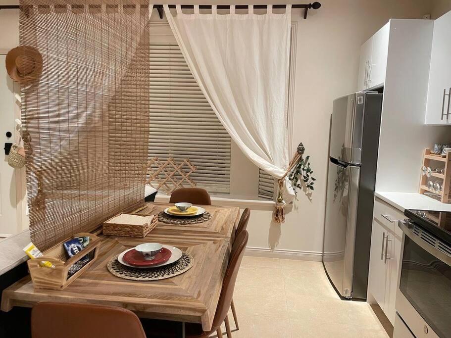 Metrotown Exquisite 1 Bed Room Private Entire Suite with Separated Entrance