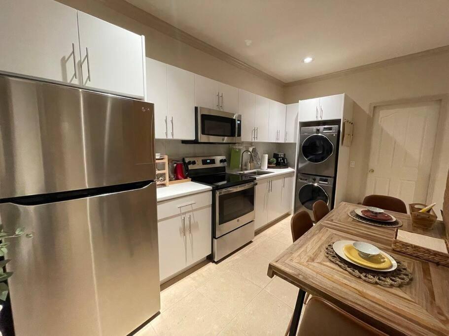 Metrotown Exquisite 1 Bed Room Private Entire Suite with Separated Entrance