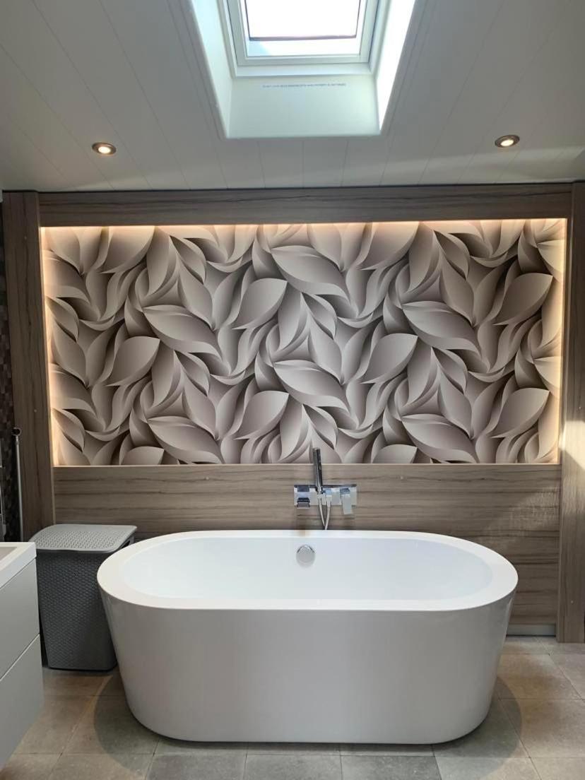 Muscovy Lodge with Hot Tub at Tattershall Lakes Country Park view 3