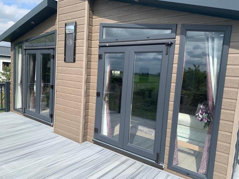 Muscovy Lodge with Hot Tub at Tattershall Lakes Country Park view 5