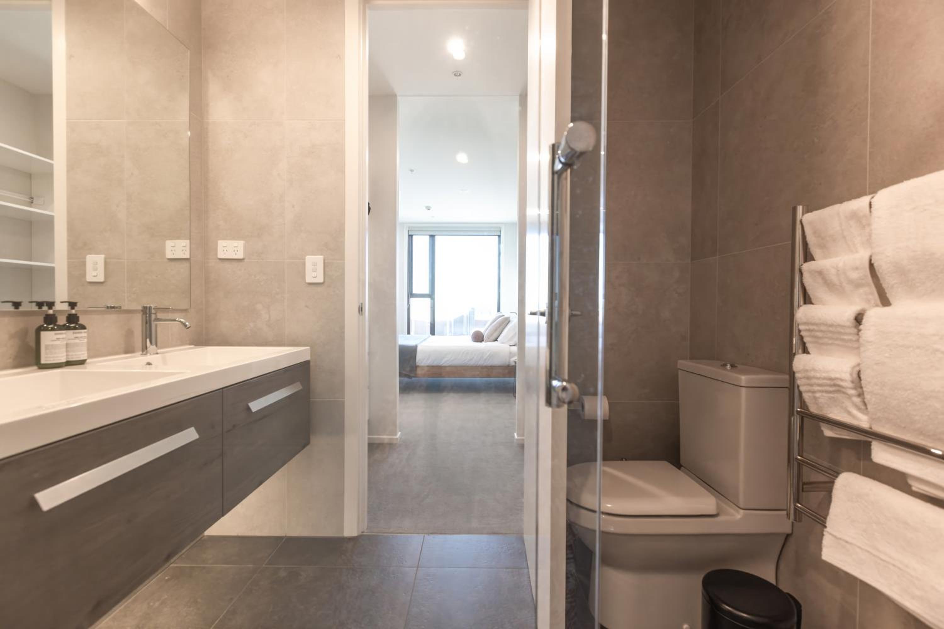 Luxury 2 Bedroom CBD Apartment with Free Parking view 2