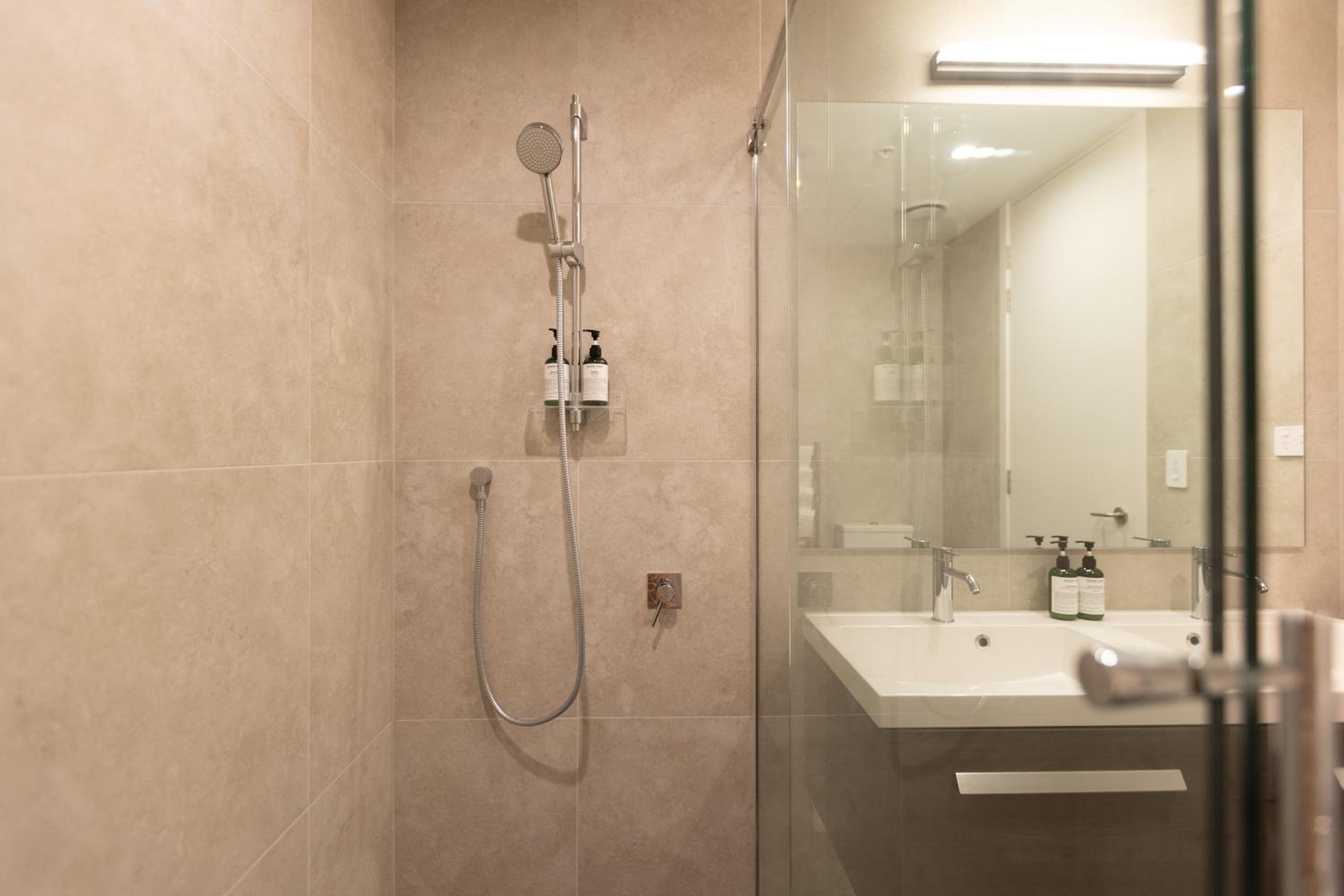 Luxury 2 Bedroom CBD Apartment with Free Parking view 3