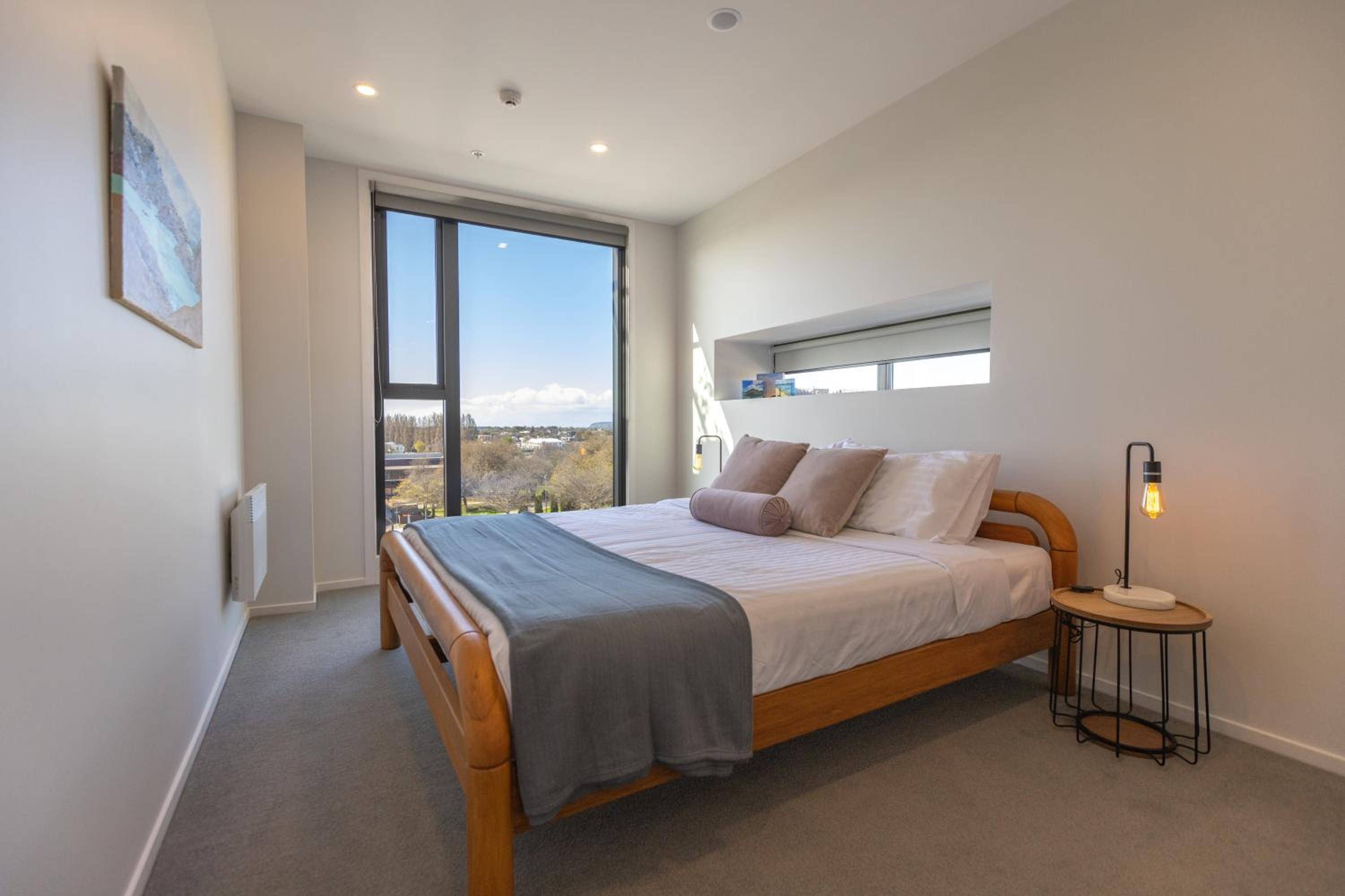 Luxury 2 Bedroom CBD Apartment with Free Parking view 5