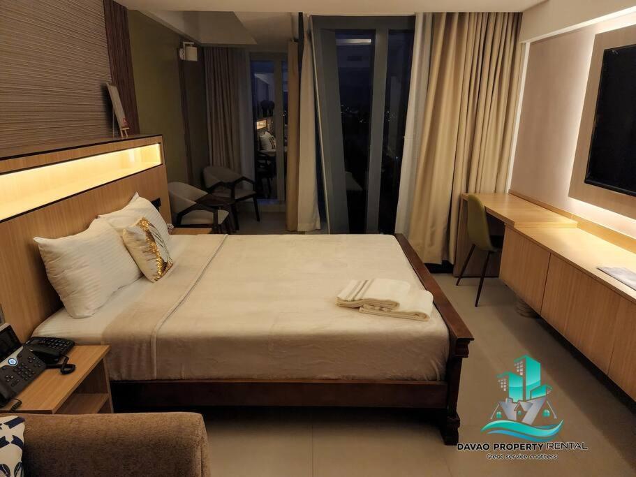 Luxurious Studio Unit w/Queen bed@ Aeon Tower 1733 view 3