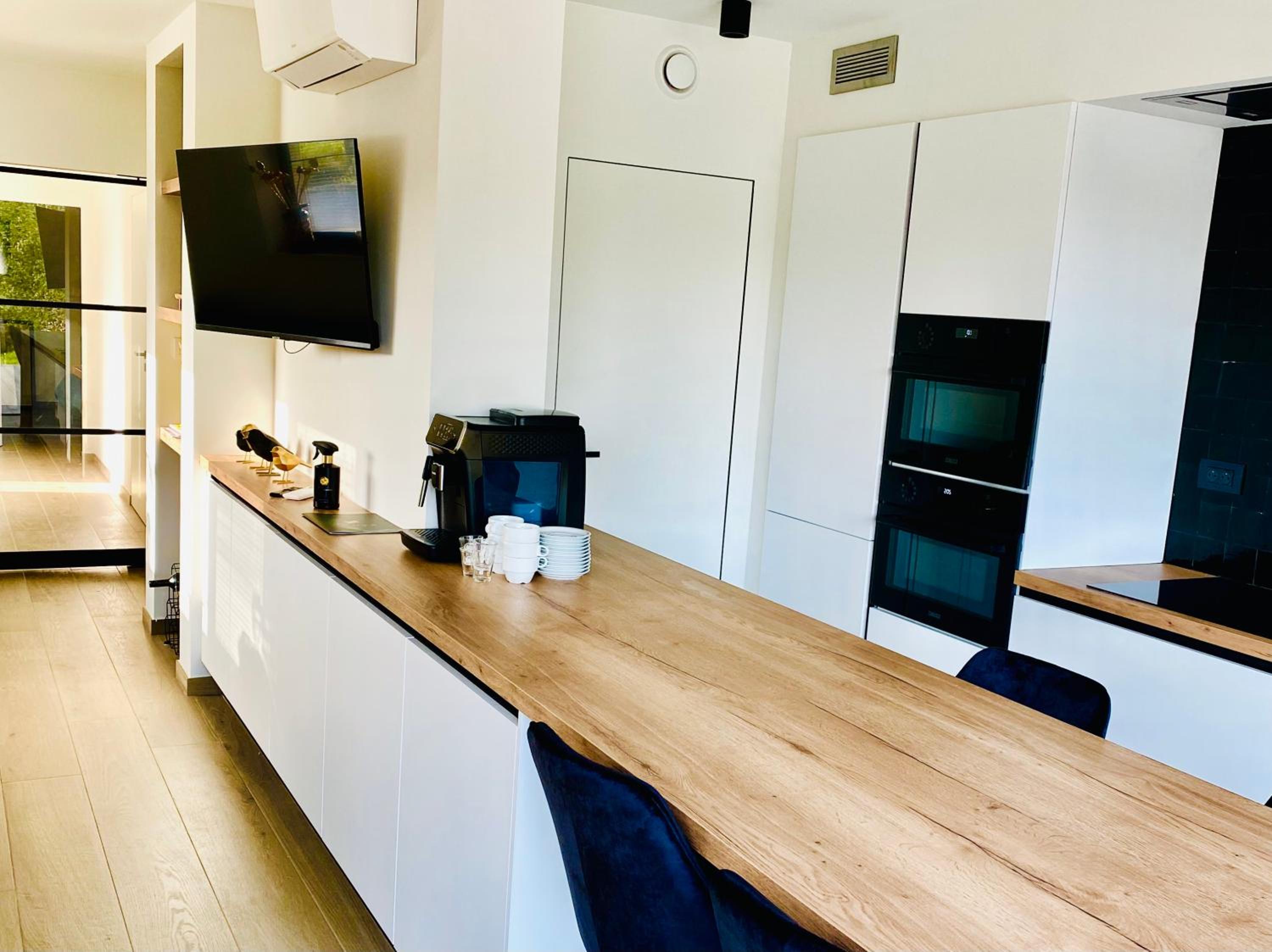 Inova - Comfort Room with Private Bathroom and Shared Facilities