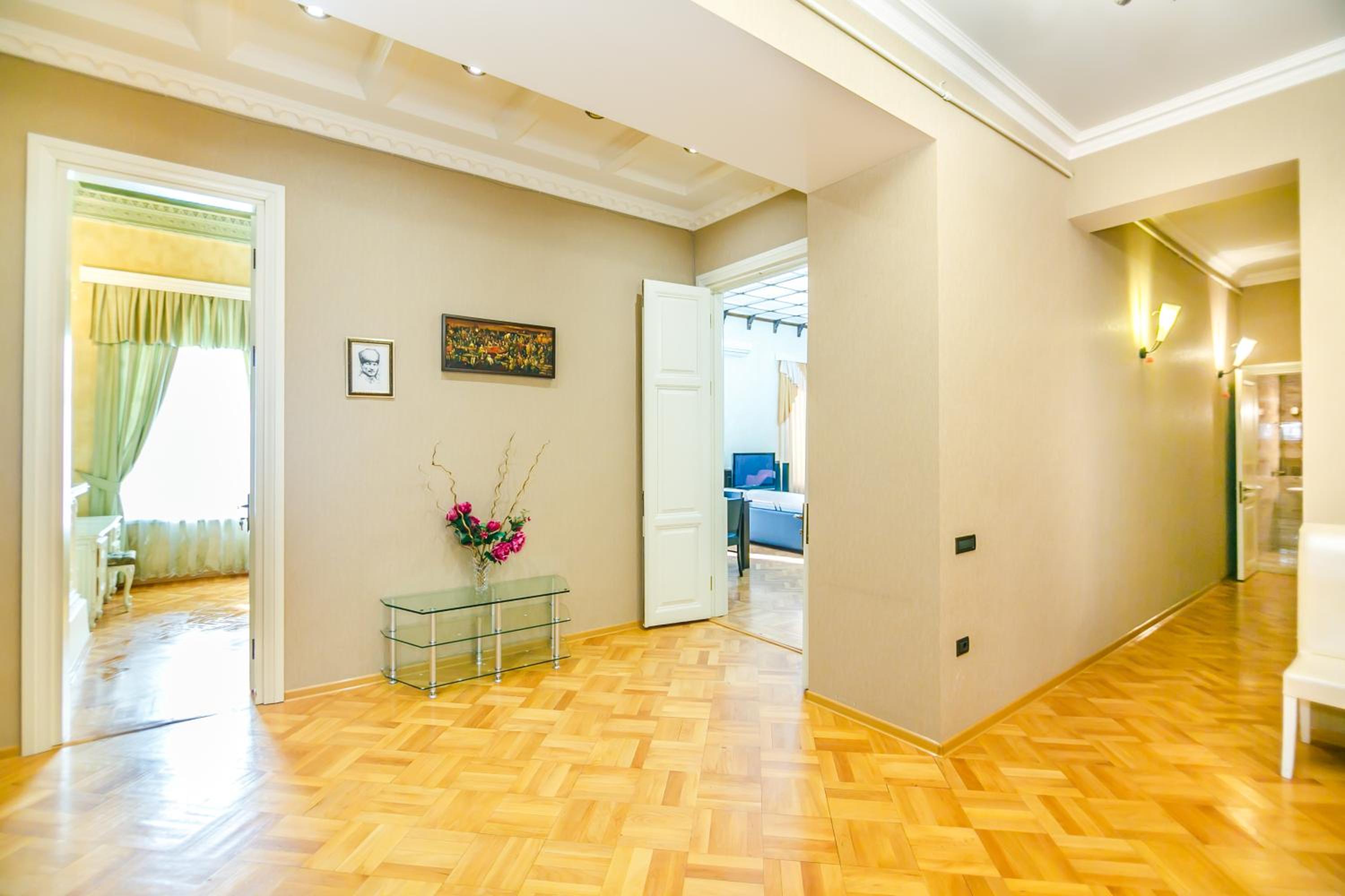 Apartment on Metro Sahil