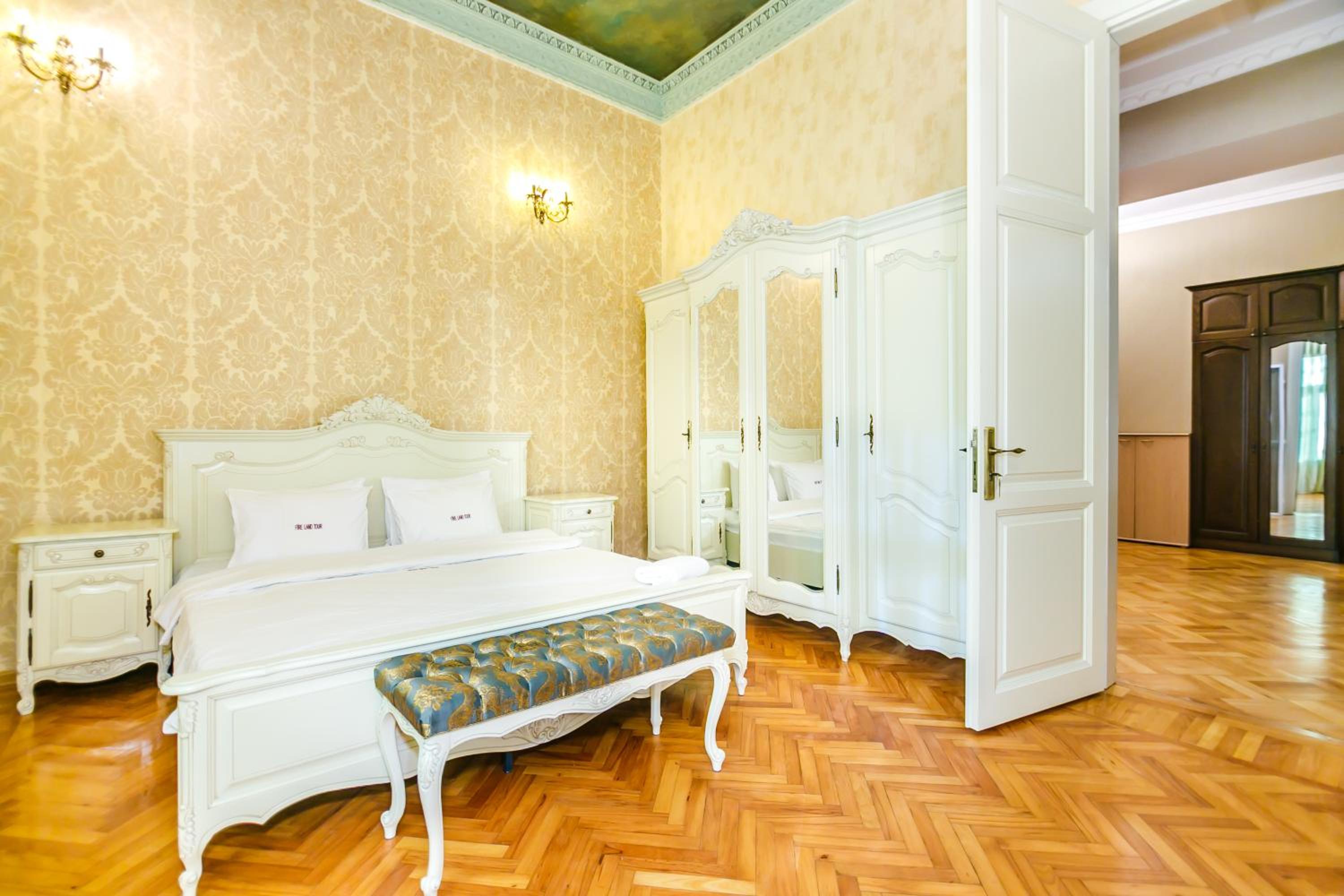 Apartment on Metro Sahil