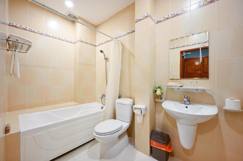 New Sunny 1 Hotel Q7 by BAY LUXURY