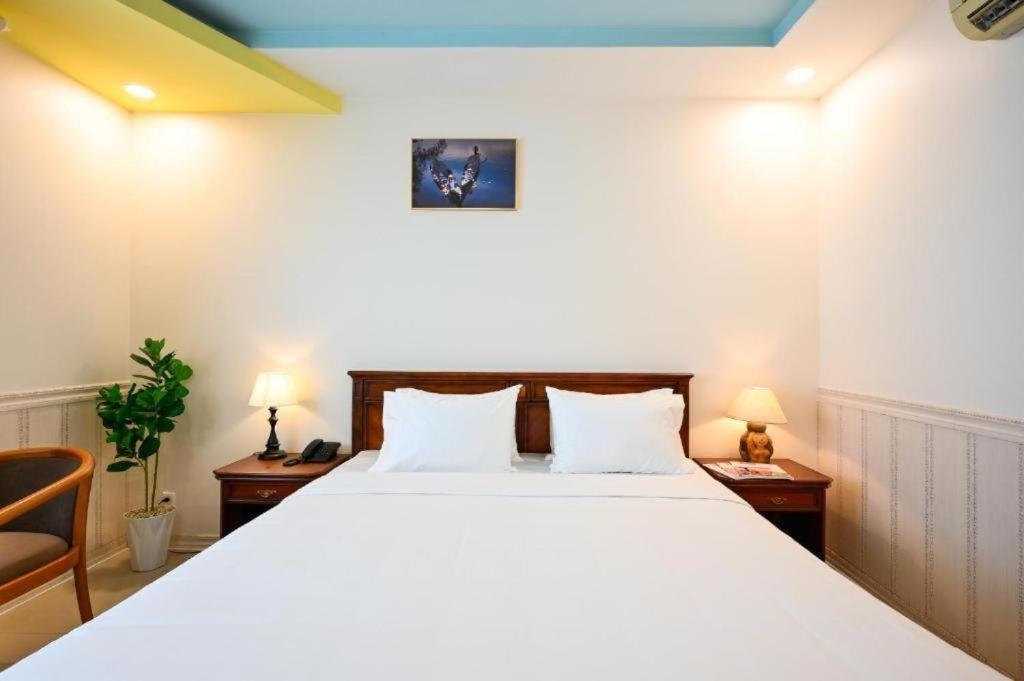 New Sunny 1 Hotel Q7 by BAY LUXURY