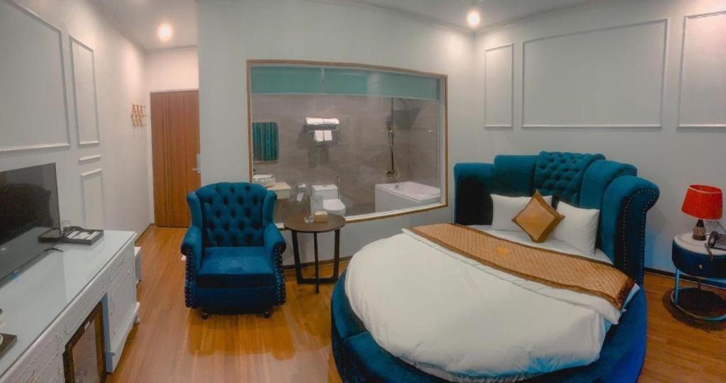 Royal Hotel - số 18 LK23, KĐT Văn Khê - by Bay Luxury