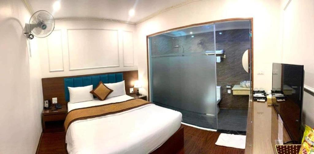 Royal Hotel - số 18 LK23, KĐT Văn Khê - by Bay Luxury
