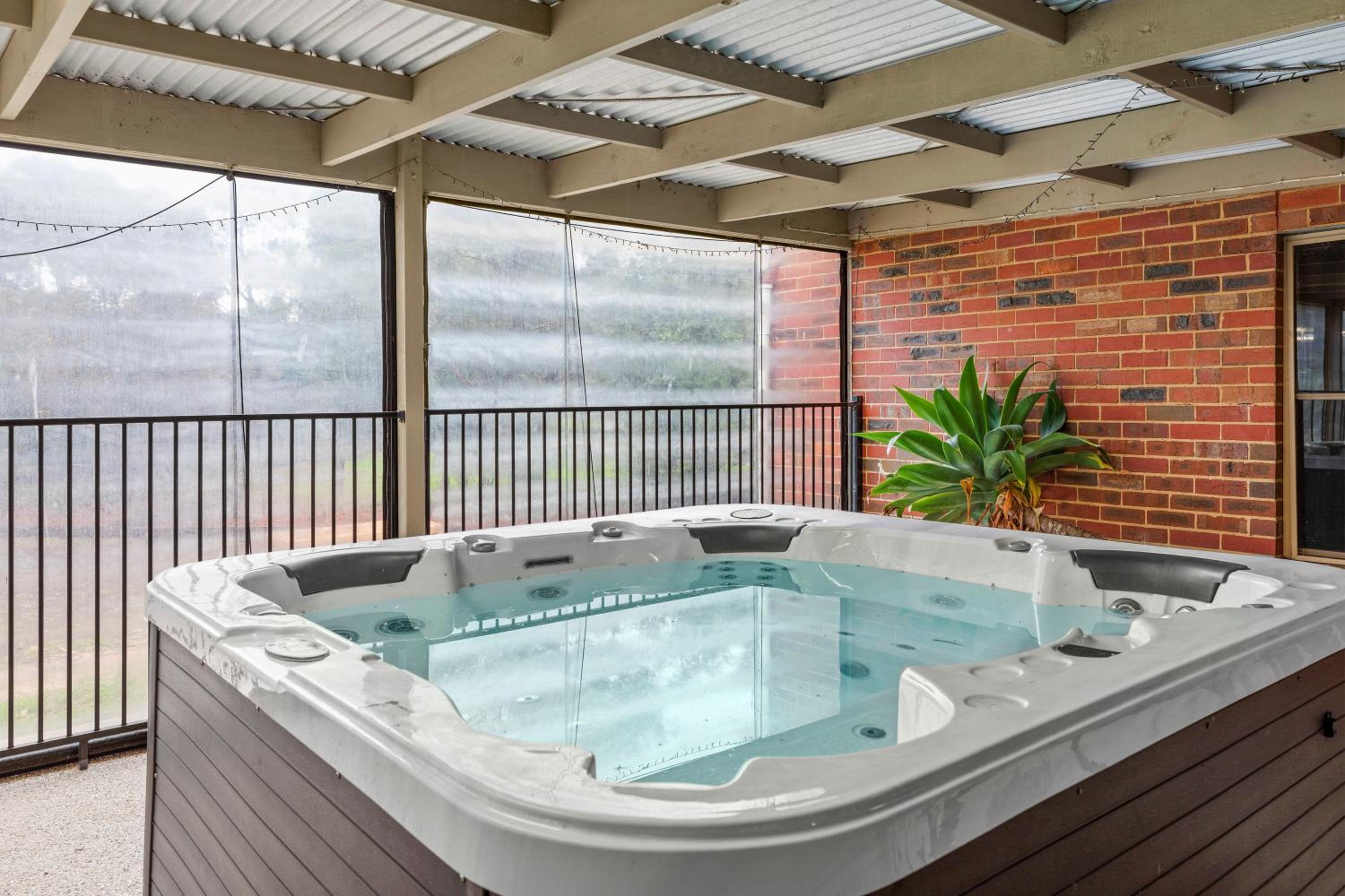 10BR Great Ocean farmstay for 20 people