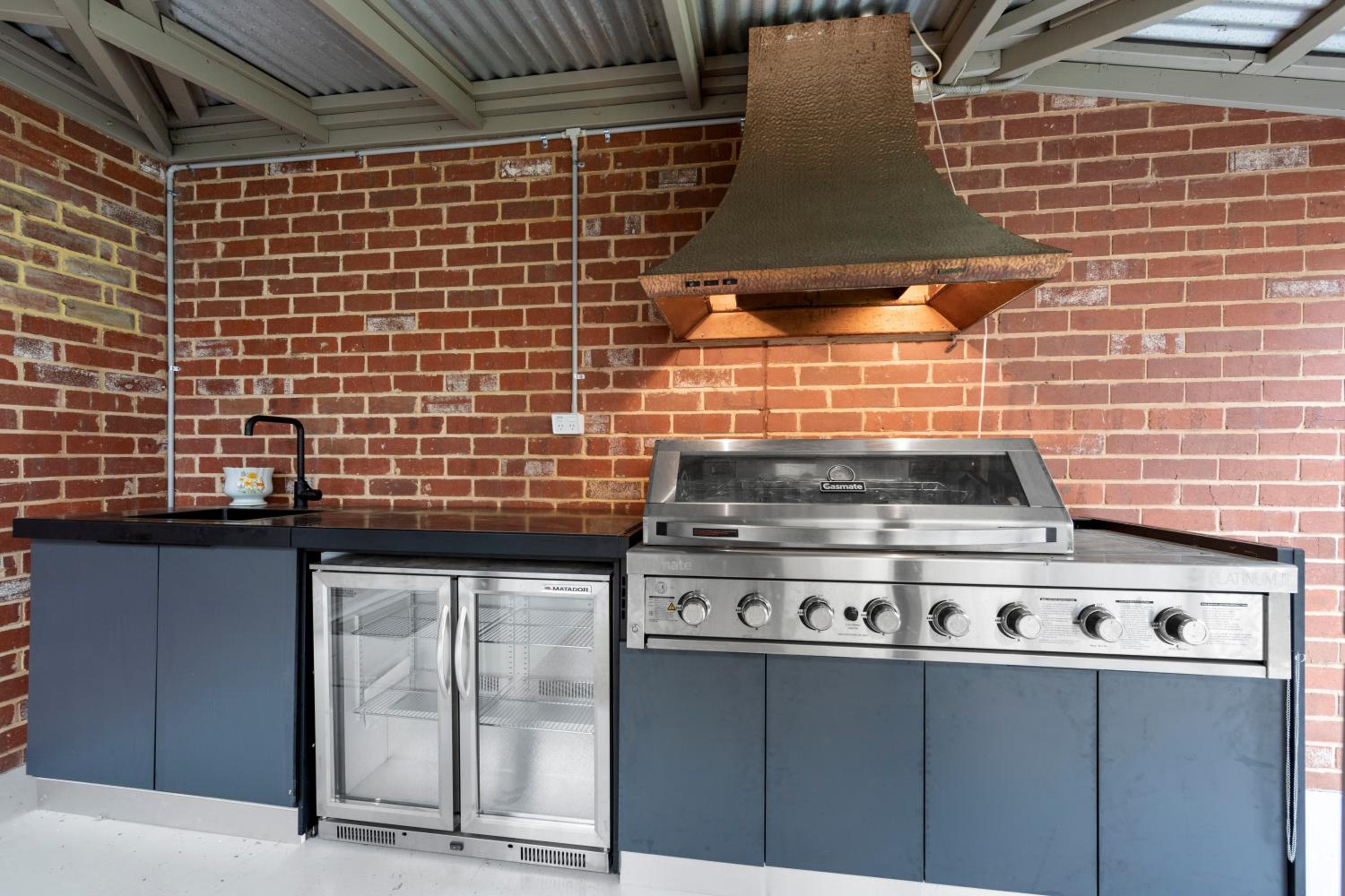 10BR Great Ocean farmstay for 20 people