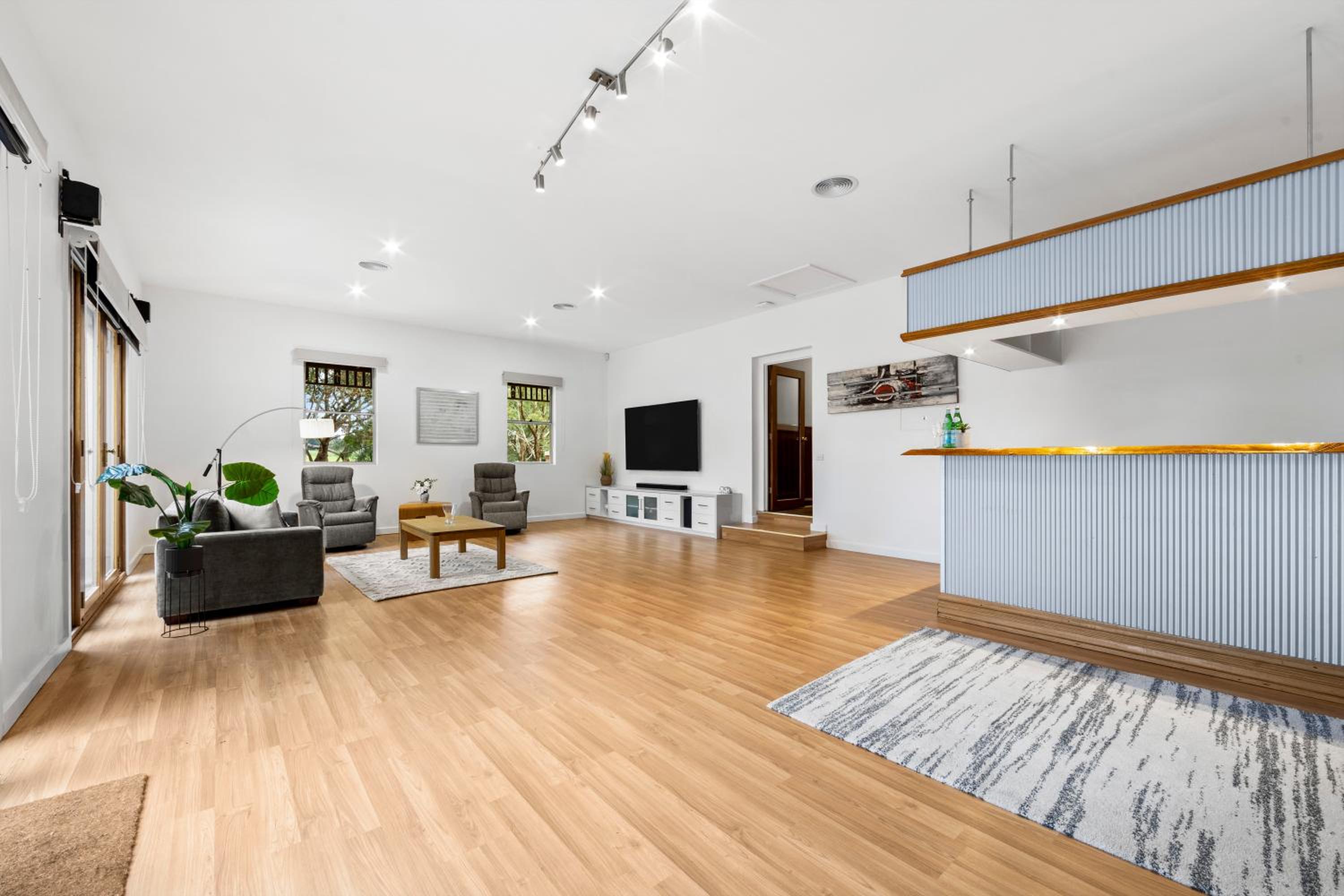 10BR Great Ocean farmstay for 20 people