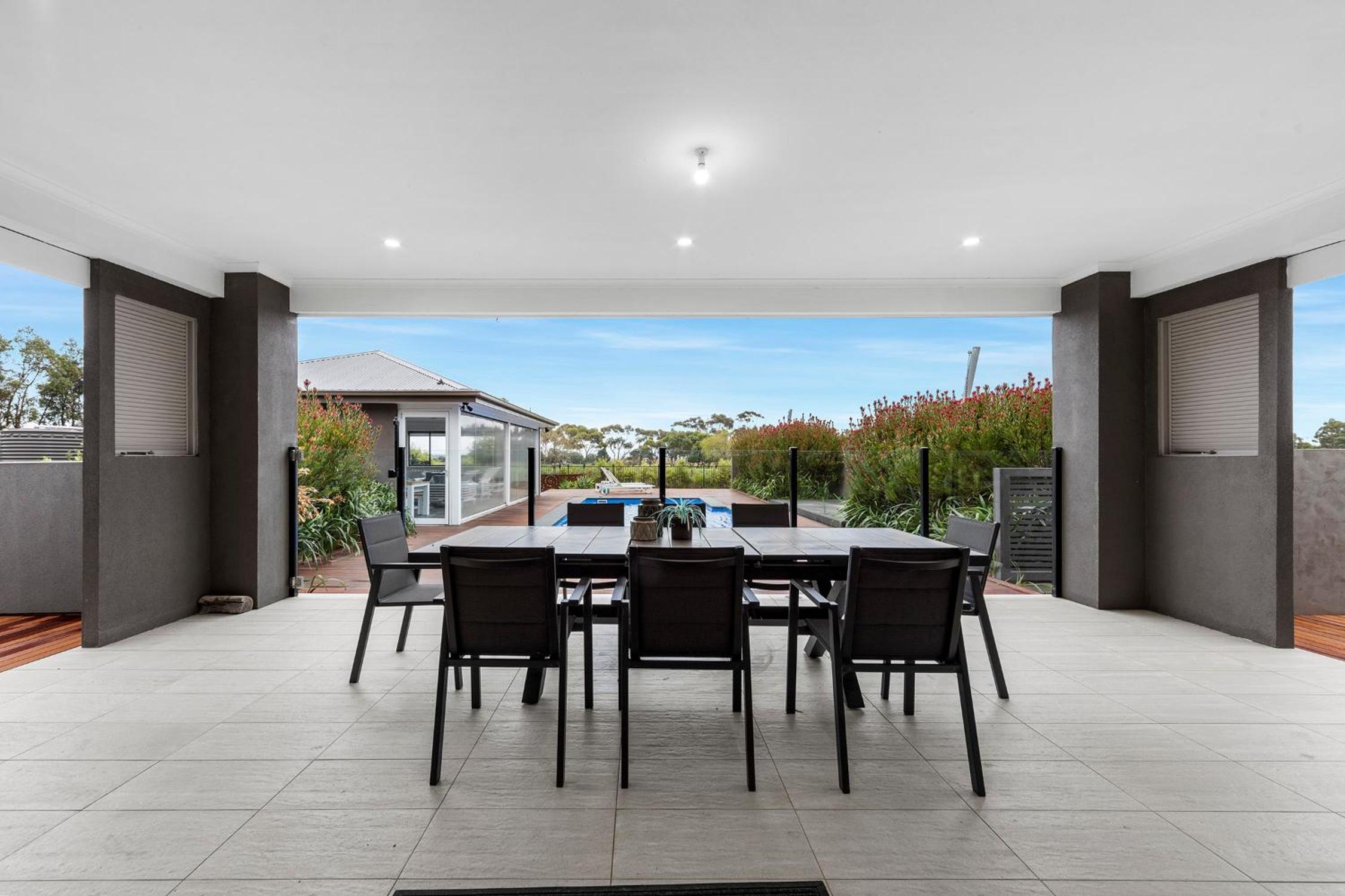 10BR Great Ocean farmstay for 20 people