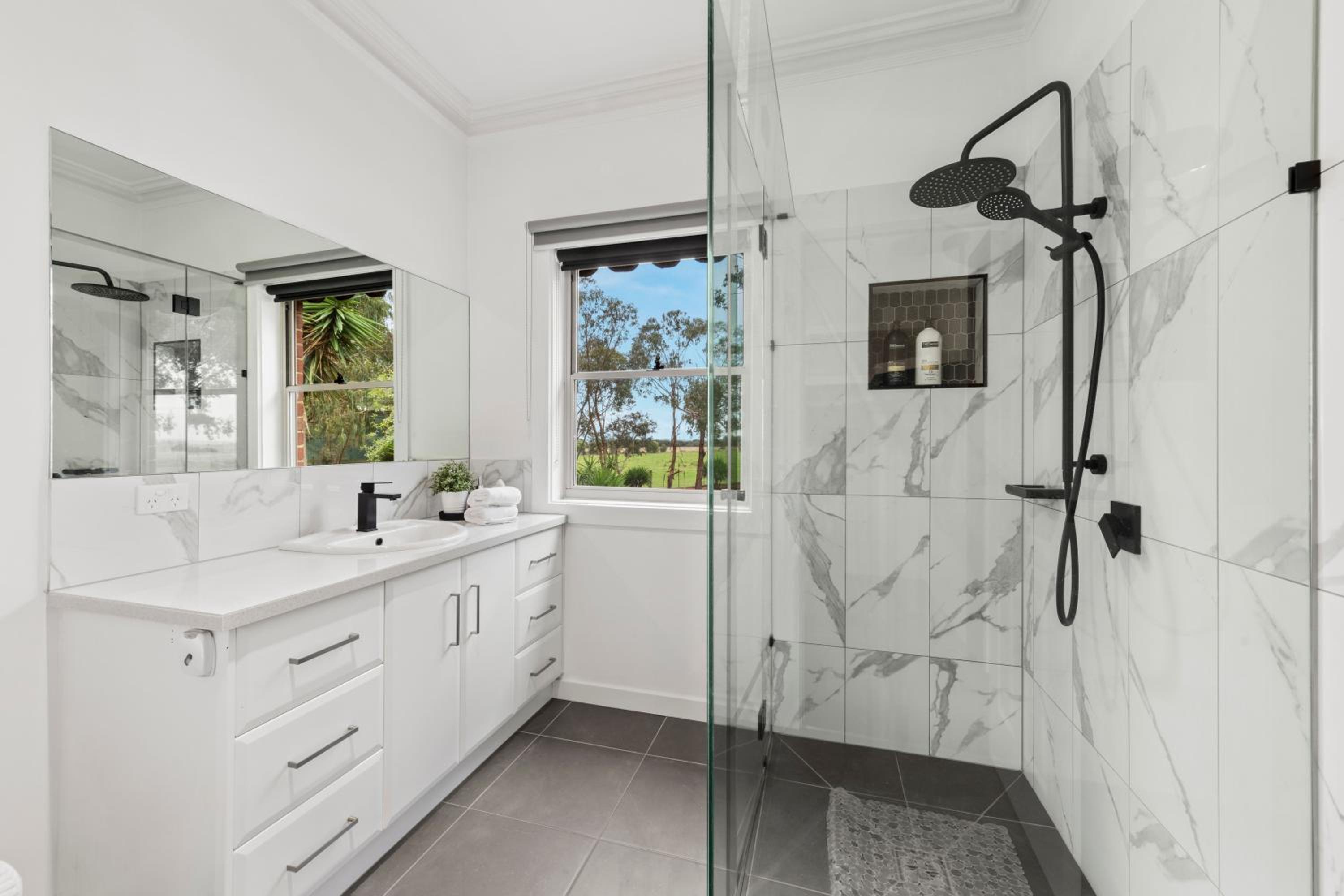 10BR Great Ocean farmstay for 20 people
