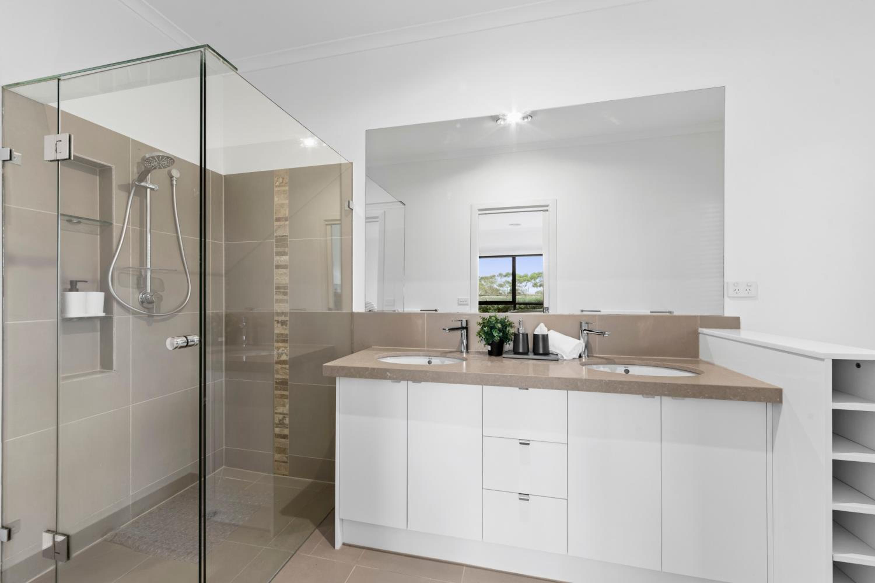 10BR Great Ocean farmstay for 20 people