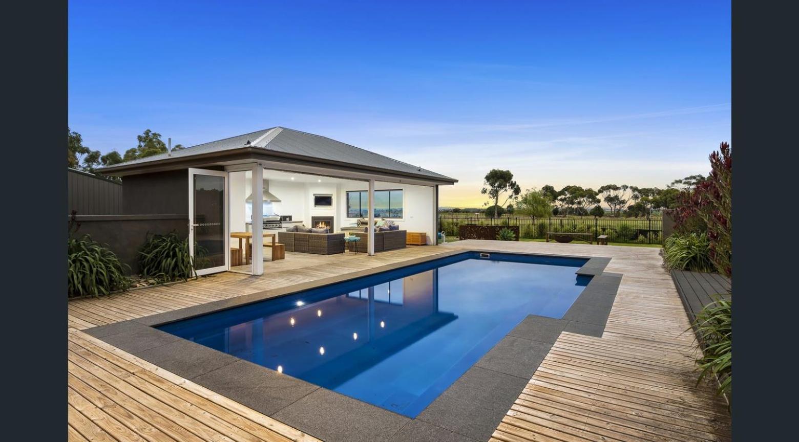 10BR Great Ocean farmstay for 20 people