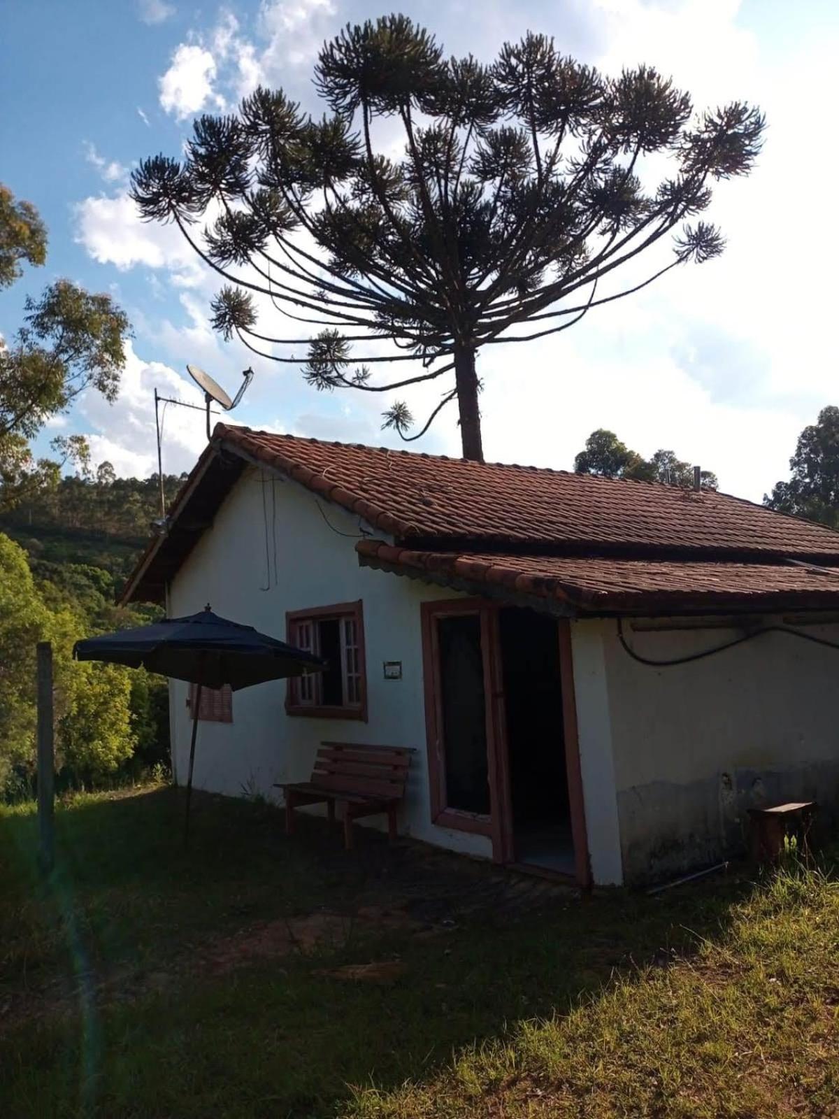 Sitio Tertulia Chalés e Cachoeira