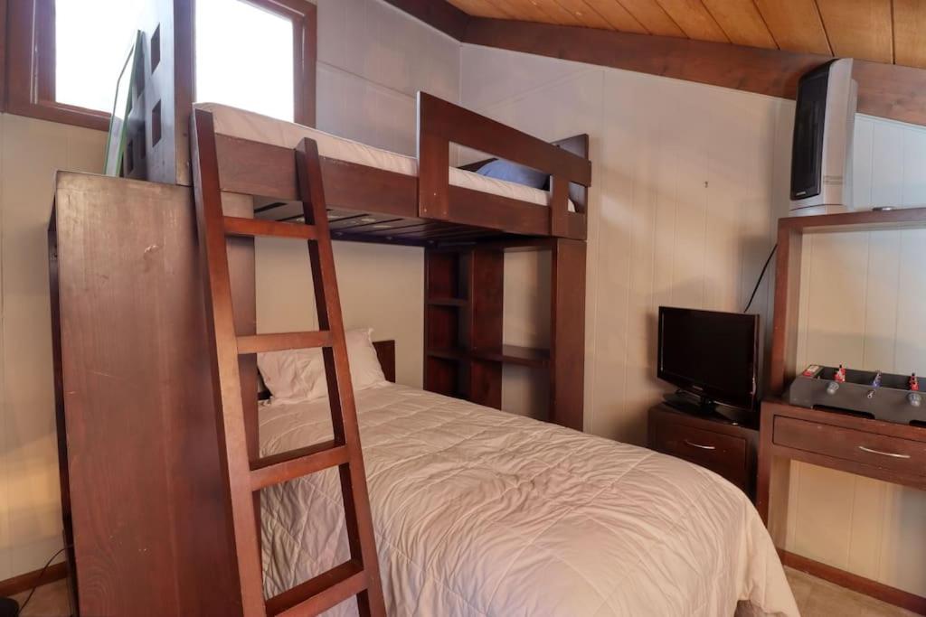 4-Bedroom+Loft-Sauna-Pool table-Bar-2 Fireplaces
