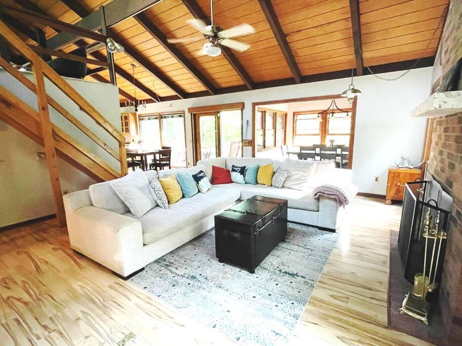 4-Bedroom+Loft-Sauna-Pool table-Bar-2 Fireplaces