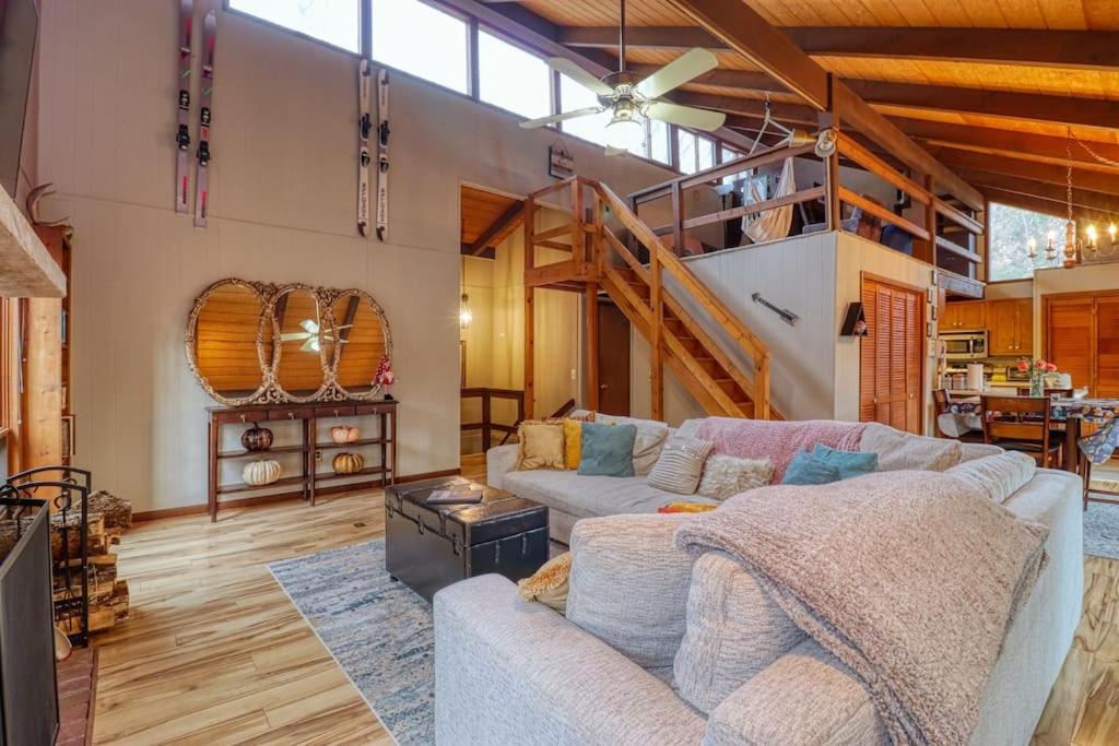 4-Bedroom+Loft-Sauna-Pool table-Bar-2 Fireplaces