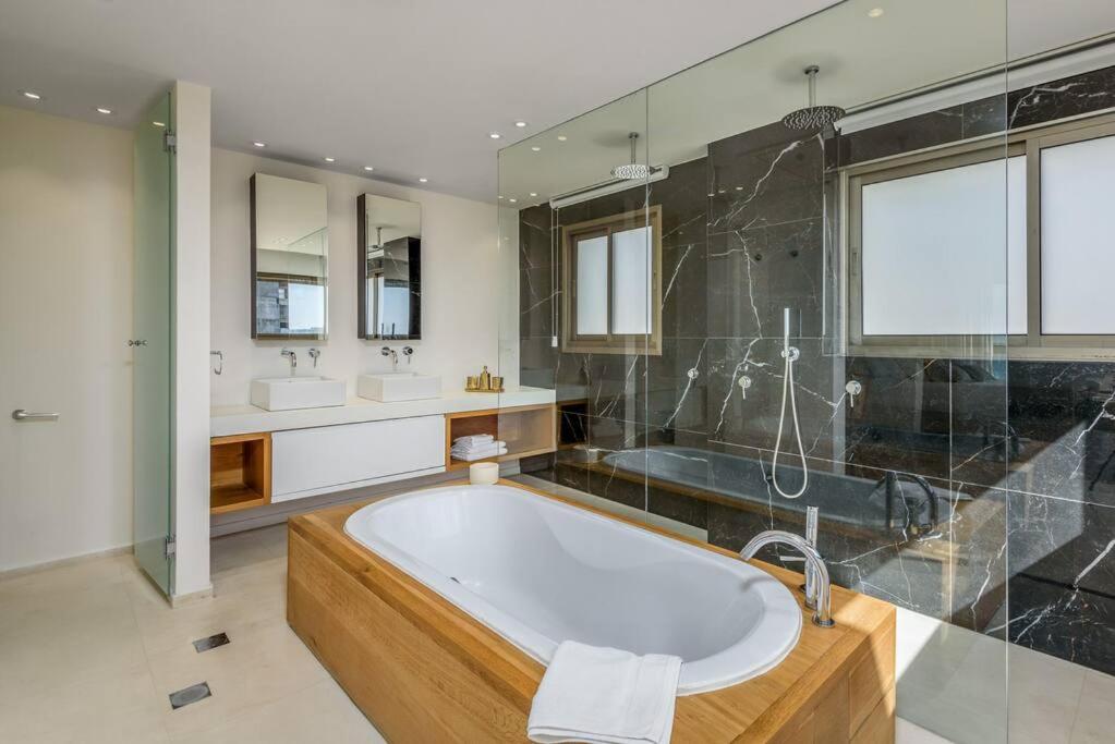 #Breathtaking 4BR/3BA Duplex Seafront view 5