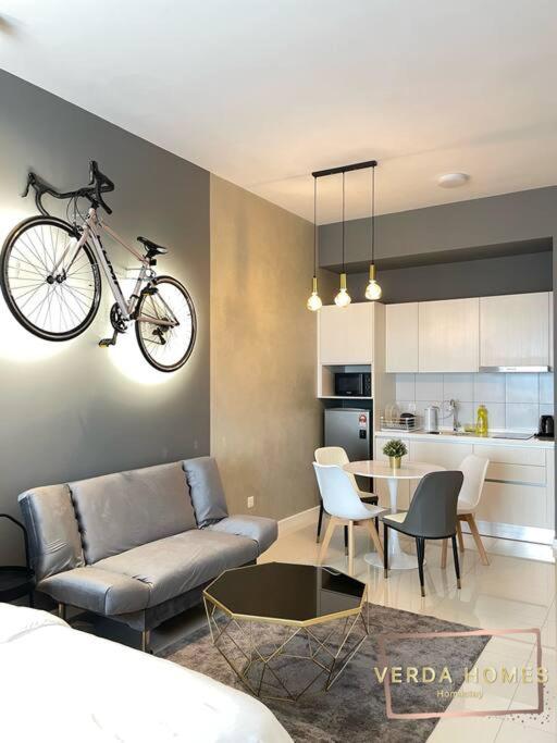 [Premium Comfy Bicycle Theme] 55inch TV@Netflix