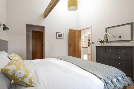 Gilliflower 1 bedroom cottage at Trethwale Barns Holiday Home view 2